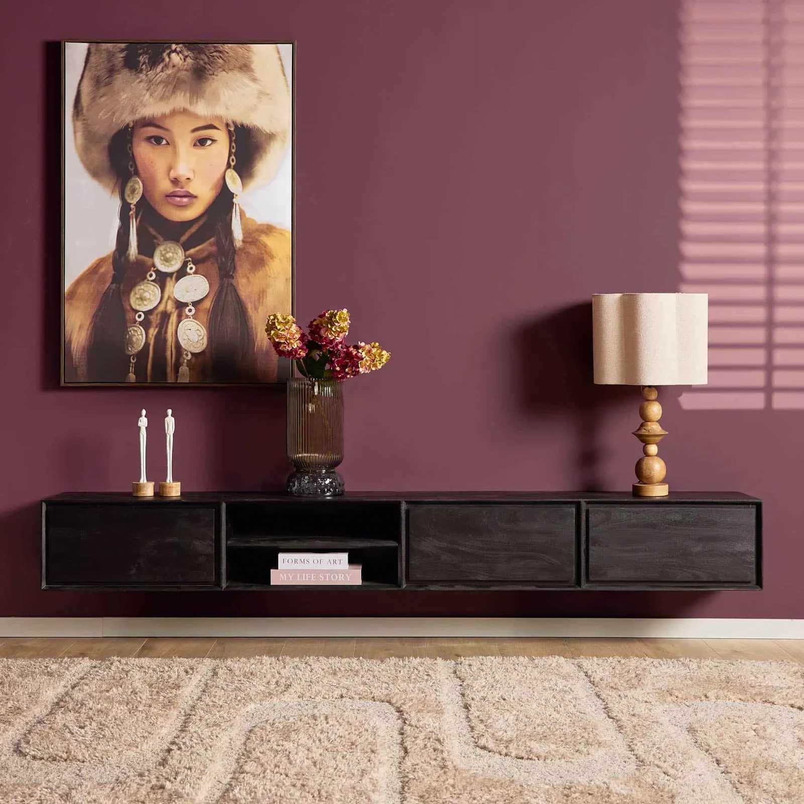 Schwebendes TV-Möbel Ambiance Black, 240 cm, in einem stimmungsvollen Wohnzimmer mit Gemälde und Dekoration - Starfurn