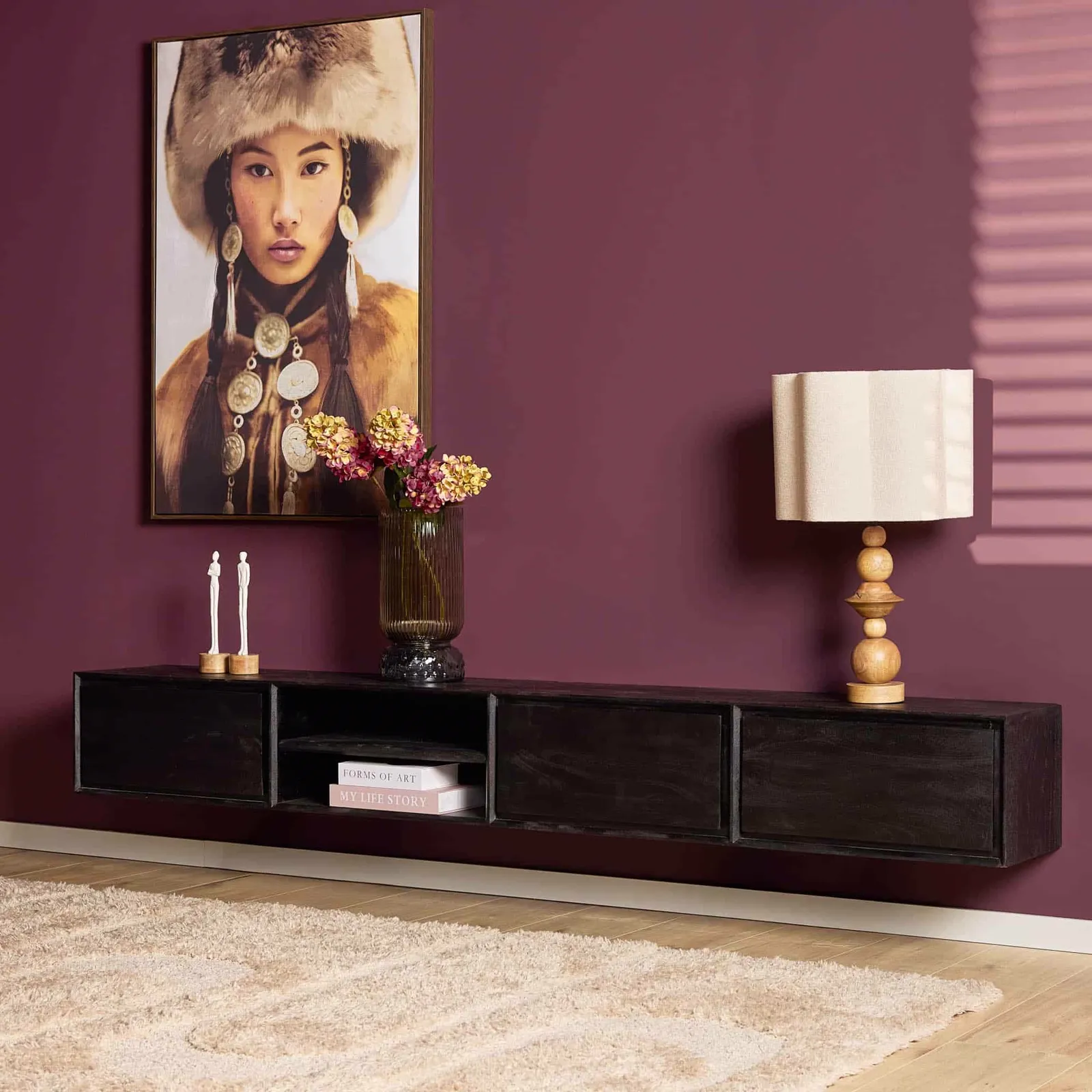 Schwebendes TV-Möbel Ambiance Black von 240 cm in einem Wohnzimmer mit violetter Wand und beigem Teppich - Starfurn