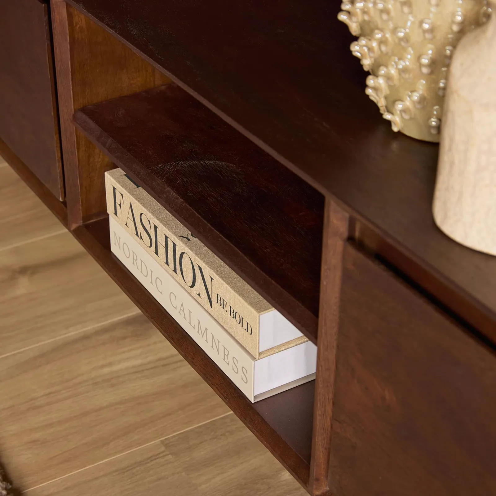 Detail des schwebenden TV-Möbels Ambiance Brown, mit Büchern in einem offenen Fach - Starfurn