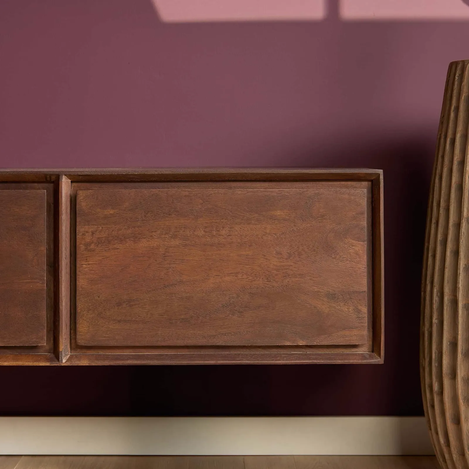 Detail des schwebenden TV-Möbels Ambiance Brown, mit zwei Schubladen vor einer lila Wand - Starfurn