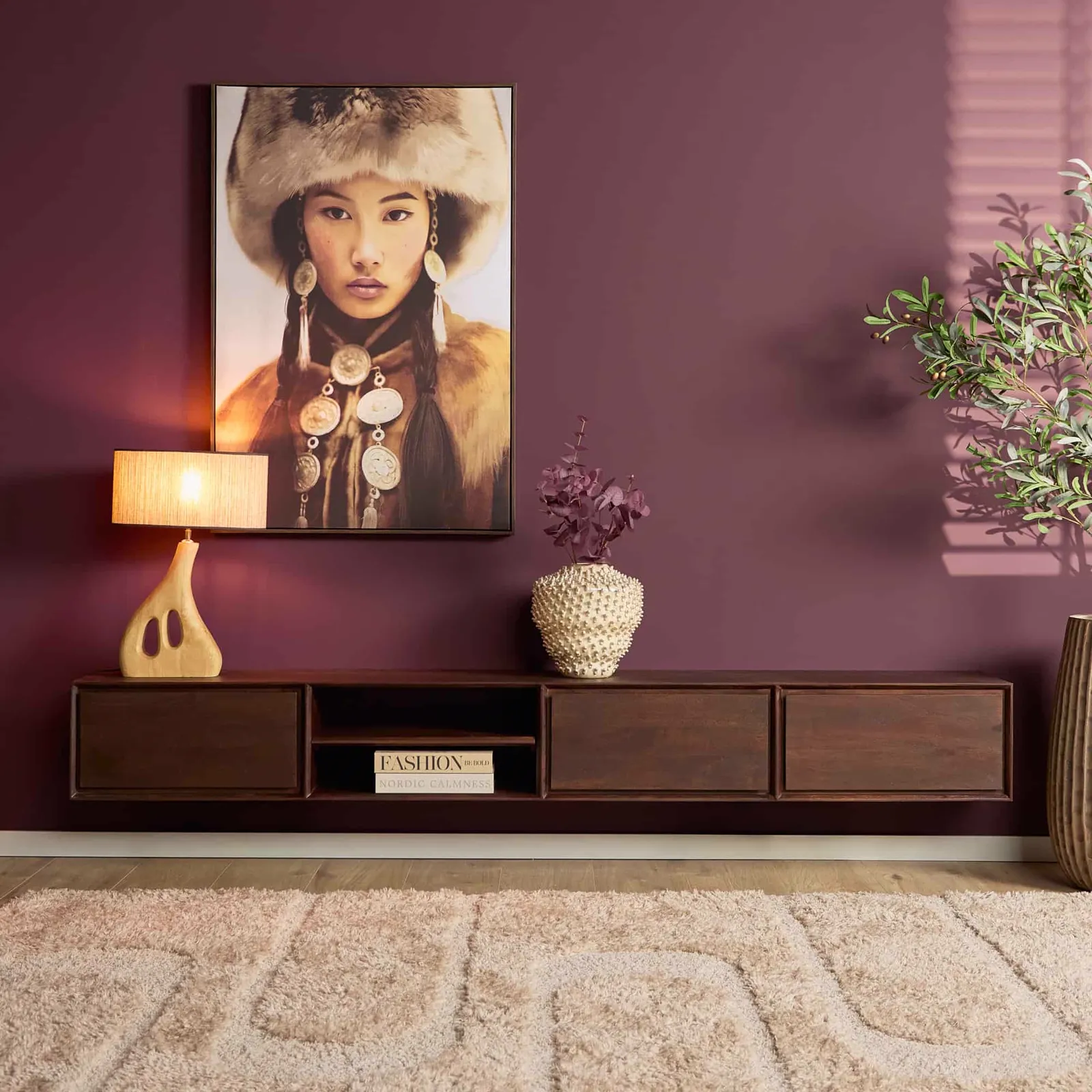Schwebendes TV-Möbel Ambiance Brown 240 cm in einem Wohnzimmer mit violetter Wand, Lampe und Teppich - Starfurn