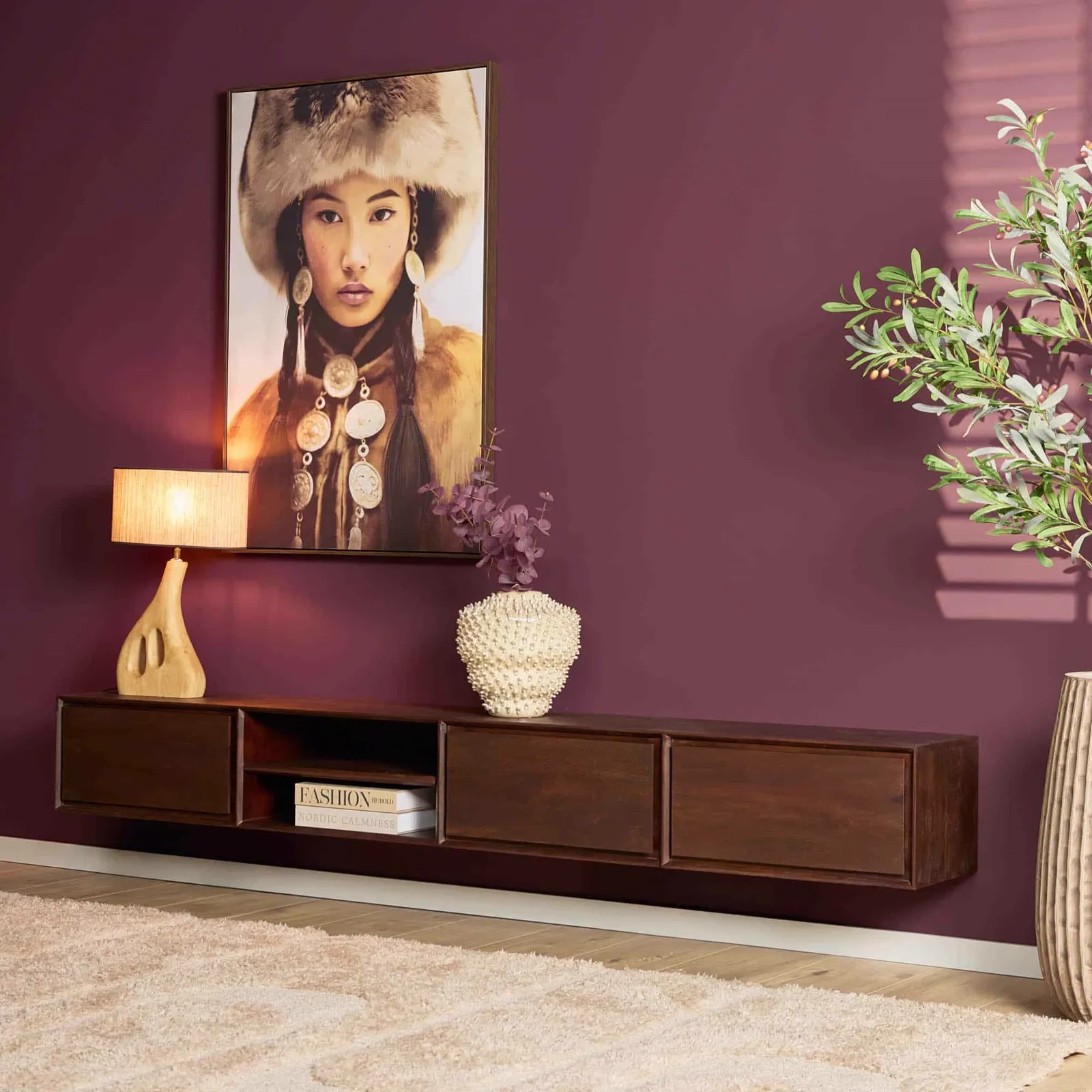 Schwebendes TV-Möbel Ambiance Brown 240 cm in einem stimmungsvollen Wohnzimmer mit violetter Wand und Dekoration - Starfurn