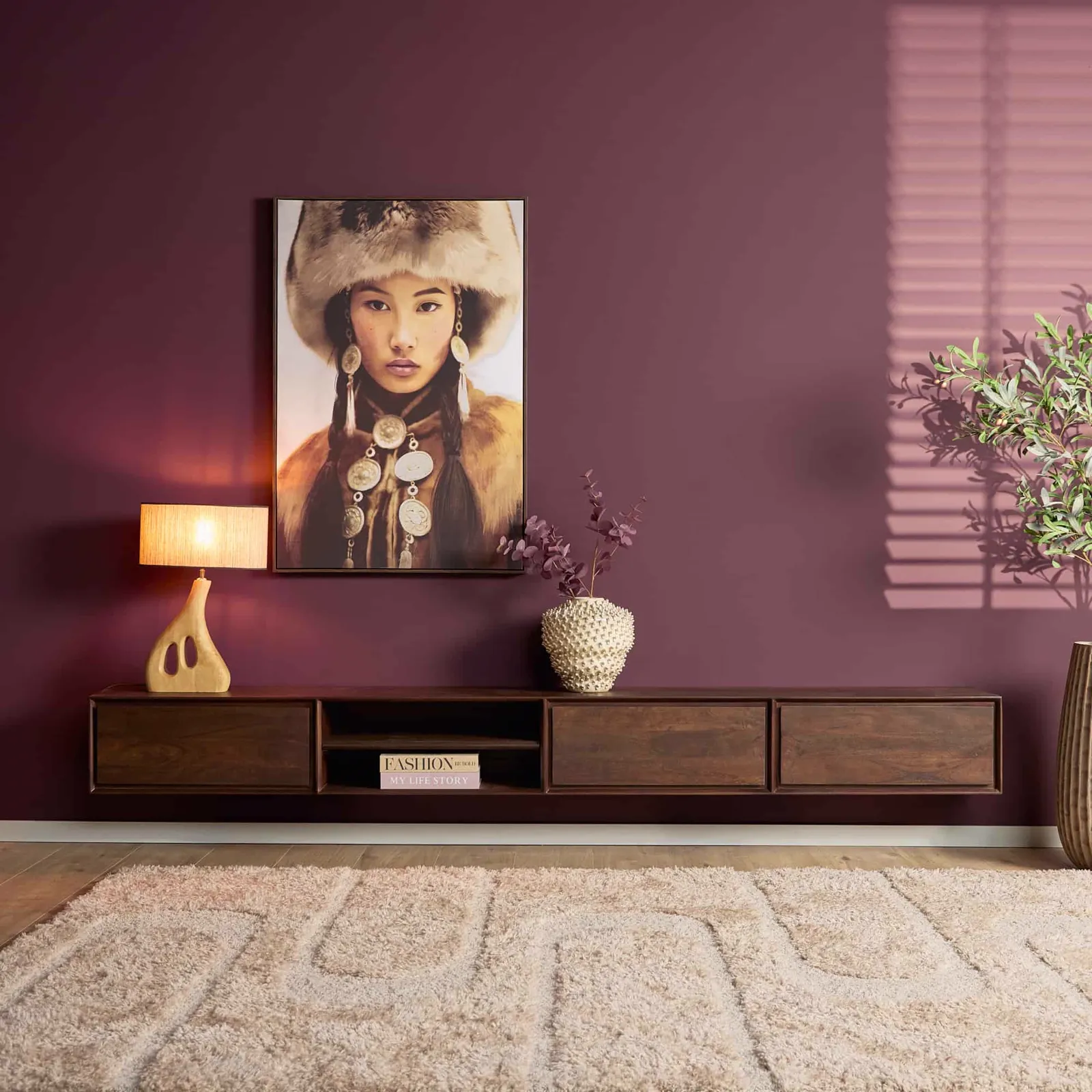 Schwebendes TV-Möbel Ambiance Brown 280 cm in einem Wohnzimmer mit violetter Wand und beigem Teppich - Starfurn