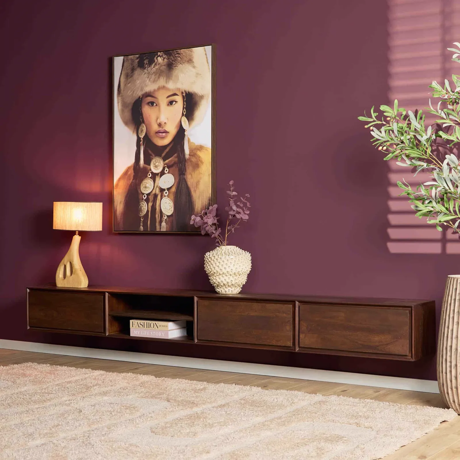 Schwebendes TV-Möbel Ambiance Brown in einem Wohnzimmer mit violetter Wand, Lampe und Dekoration - Starfurn