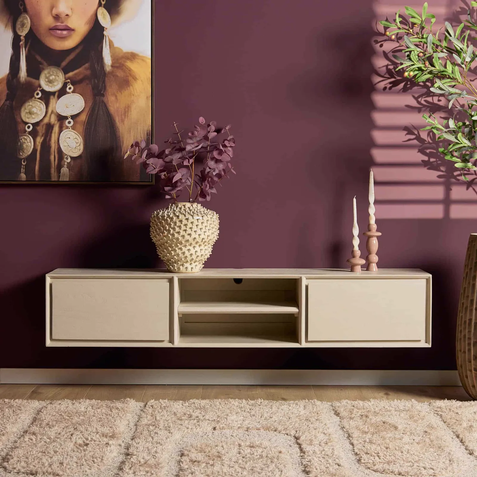 Schwebendes TV-Möbel Ambiance Sand 160 cm in einem Wohnzimmer mit violetter Wand und Dekoration - Starfurn