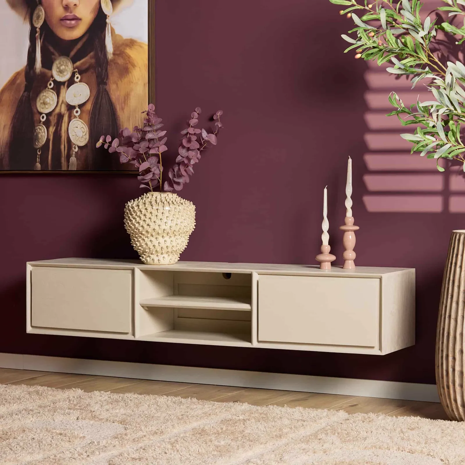 Schwebendes TV-Möbel Ambiance Naturel von Starfurn in einem Wohnzimmer mit violetter Wand und Dekoration