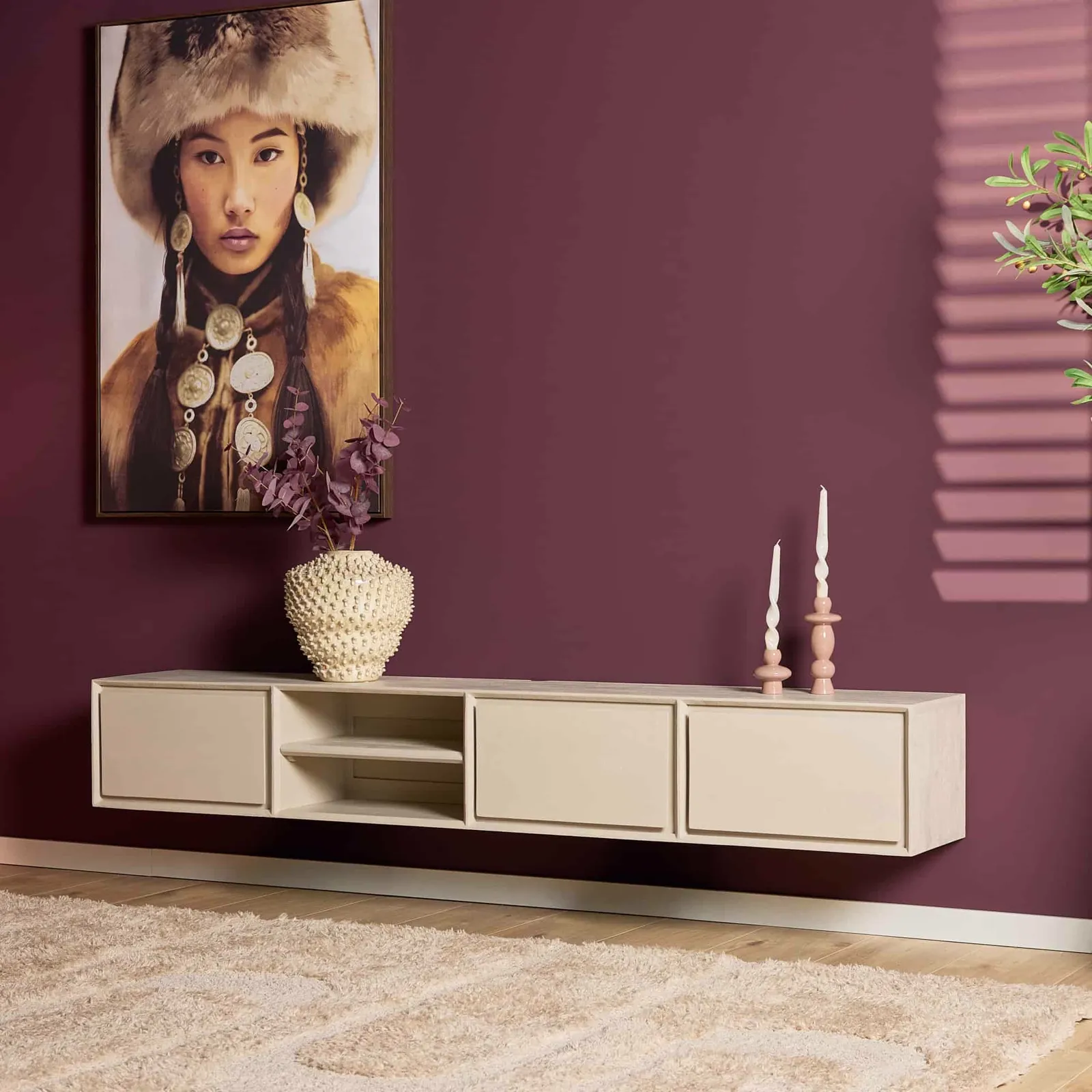 Schwebendes TV-Möbel Ambiance Naturel in einem Interieur mit violetter Wand und beigem Teppich - Starfurn