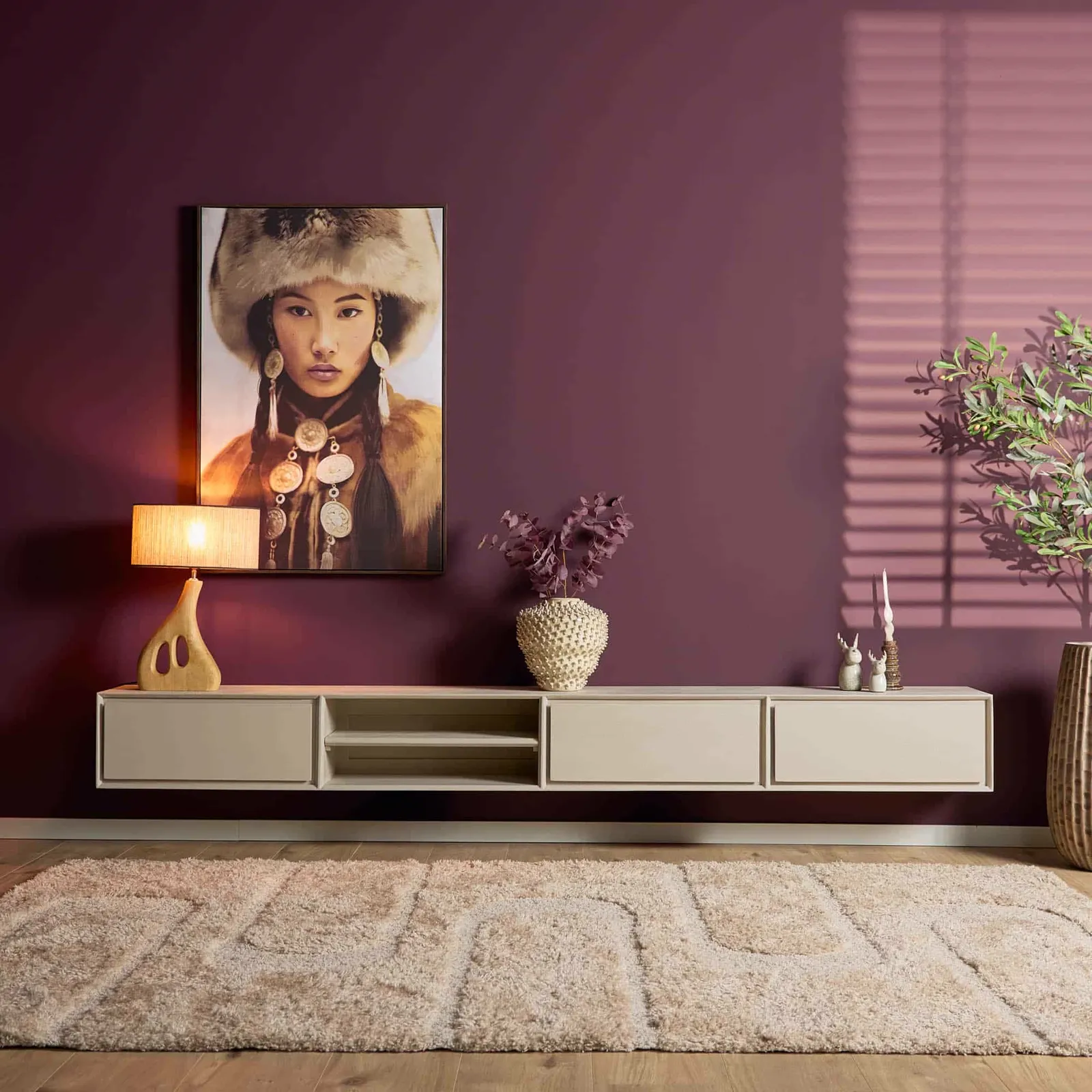 Schwebendes TV-Möbel Ambiance Sand, 240 cm, in einem Wohnzimmer mit violetter Wand und Dekoration - Starfurn