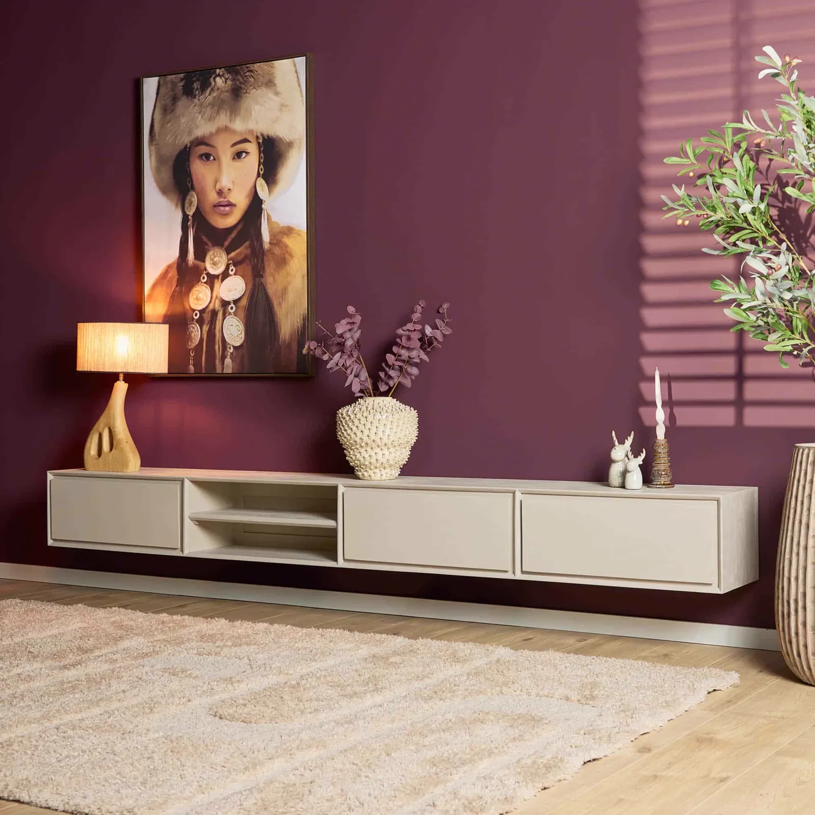 Schwebendes TV-Möbel Ambiance Sand, 240 cm, in einem Wohnzimmer mit violetter Wand und Teppich - Starfurn