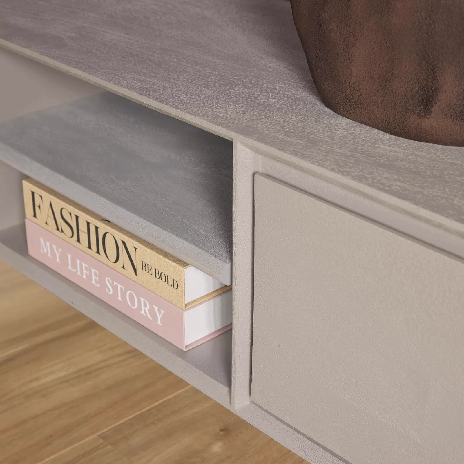 Detailaufnahme des schwebenden TV-Möbel Ambiance Taupe, mit zwei Büchern im offenen Fach - Starfurn