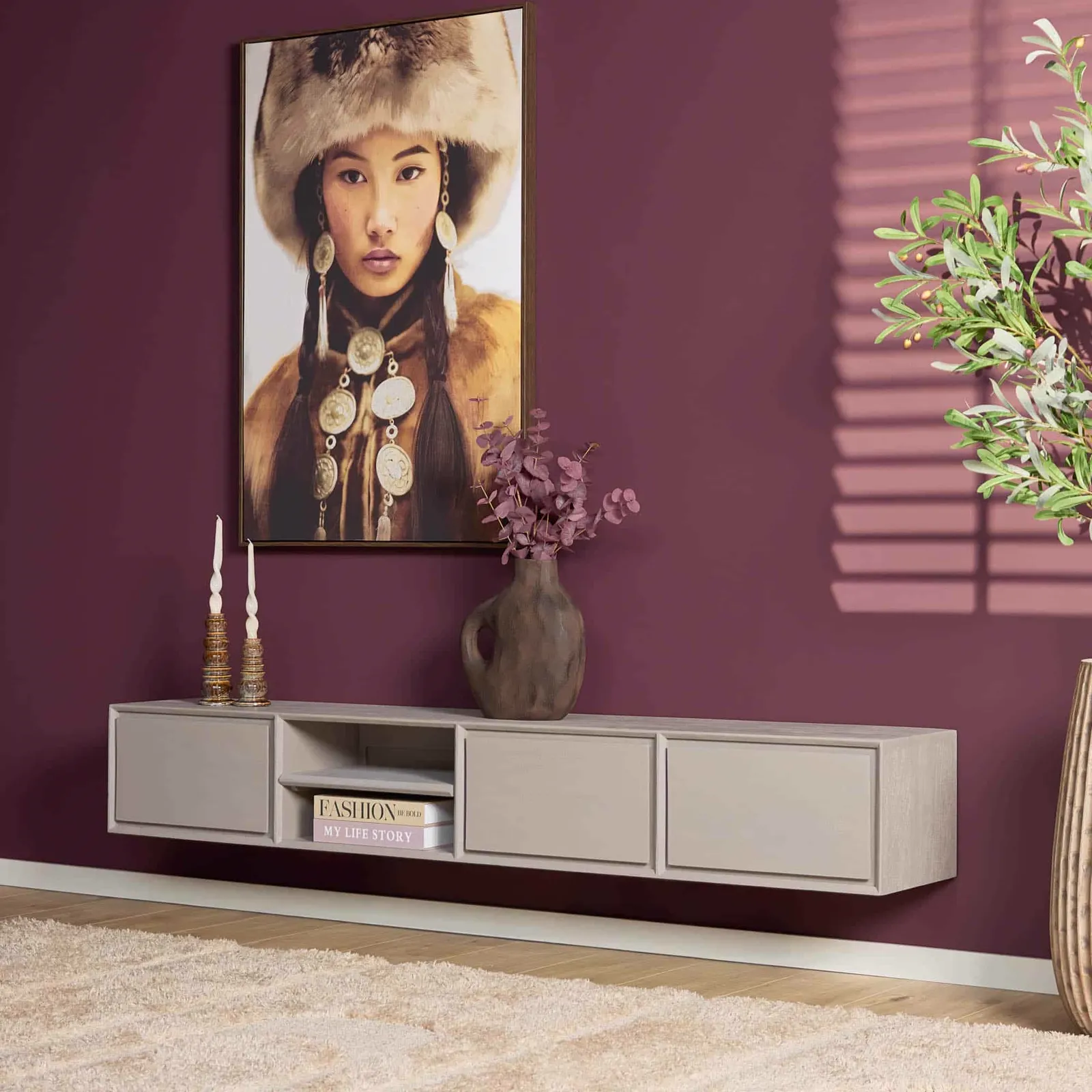 Schwebendes TV-Möbel Ambiance Taupe 200 cm in einem stimmungsvollen Wohnzimmer mit violetter Wand und Dekoration - Starfurn