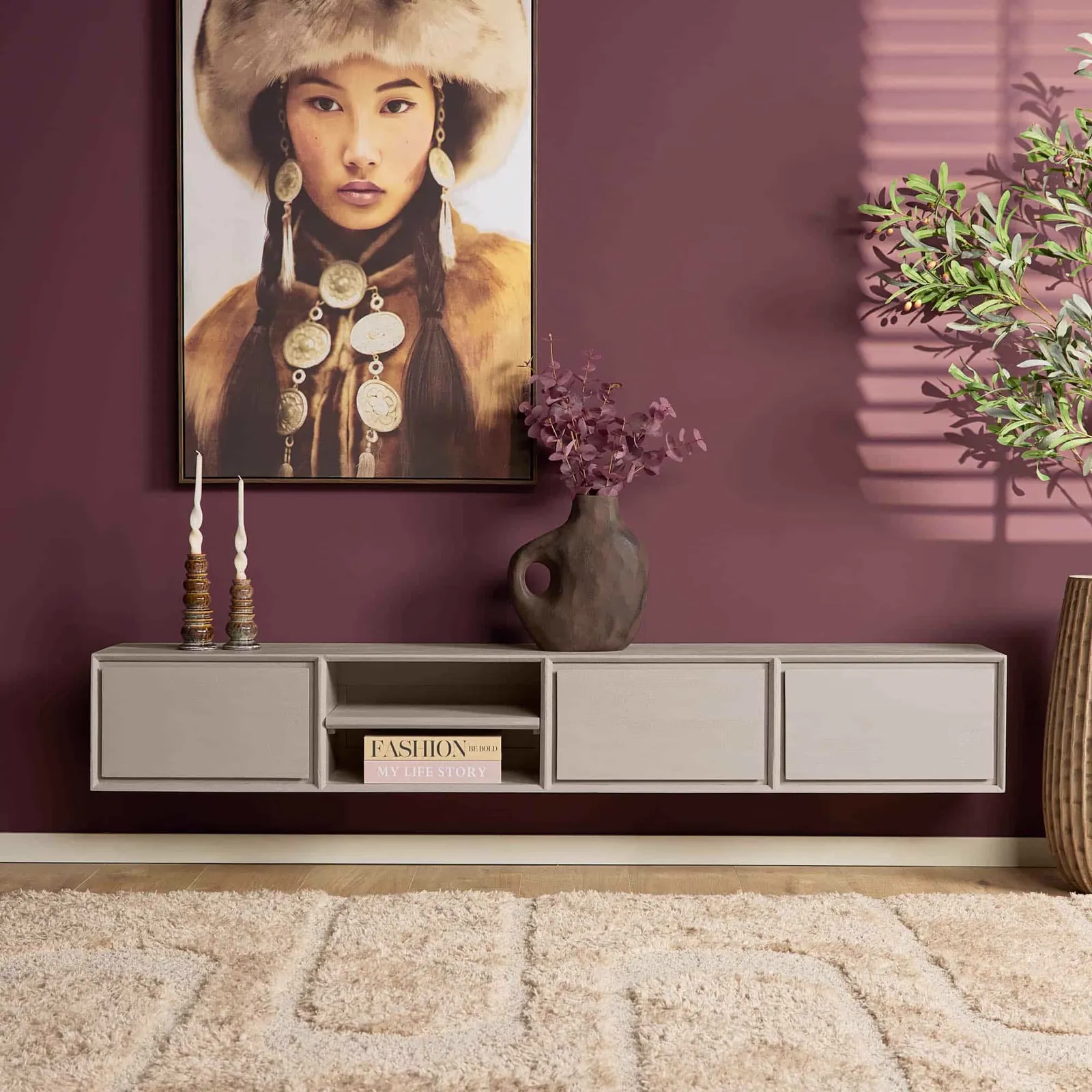 Schwebendes TV-Möbel Ambiance Taupe, 200 cm, in einem stimmungsvollen Wohnzimmer mit Gemälde und Pflanzen - Starfurn