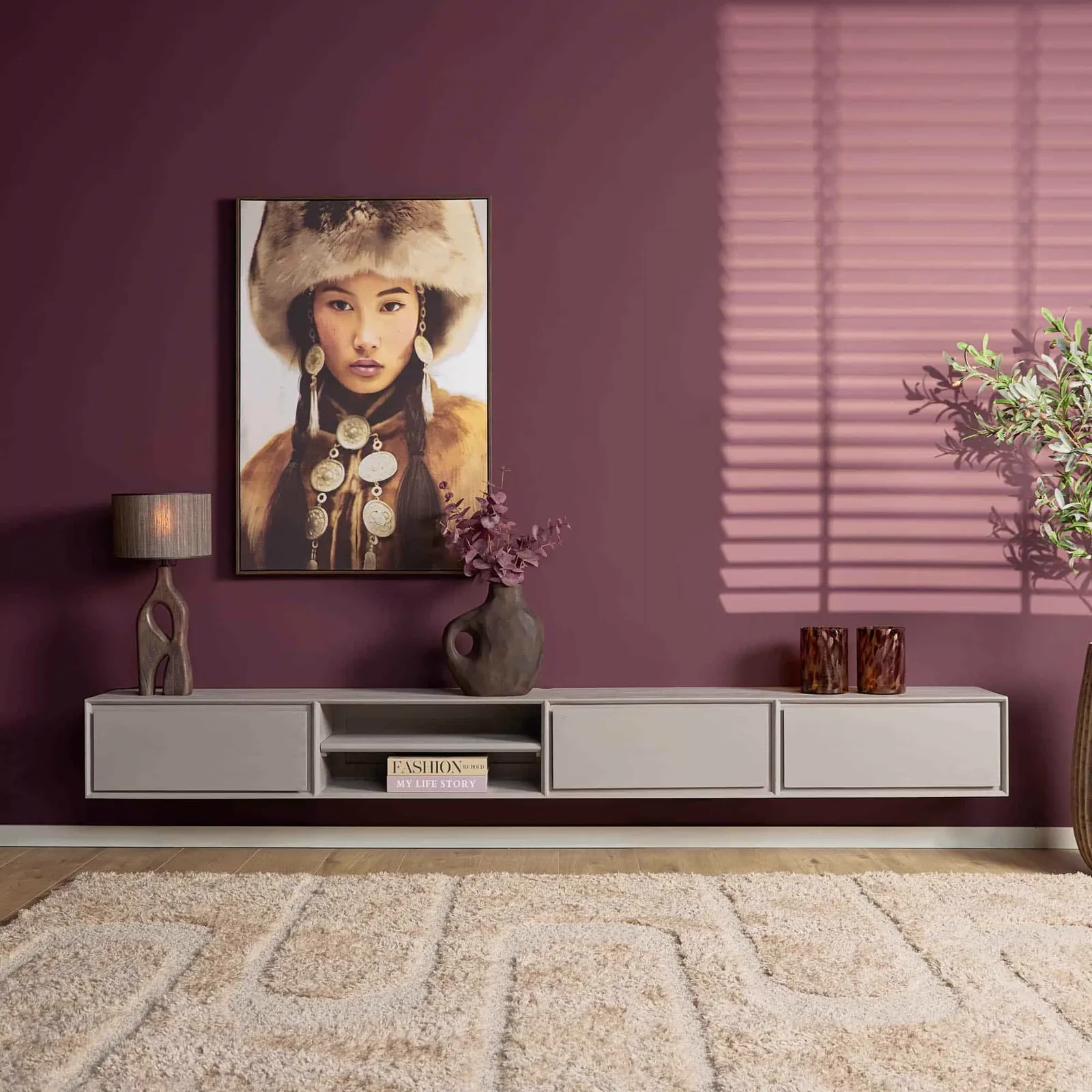 Schwebendes TV-Möbel Ambiance Taupe, 240 cm, in einem Wohnzimmer mit einem Gemälde und Dekoration - Starfurn