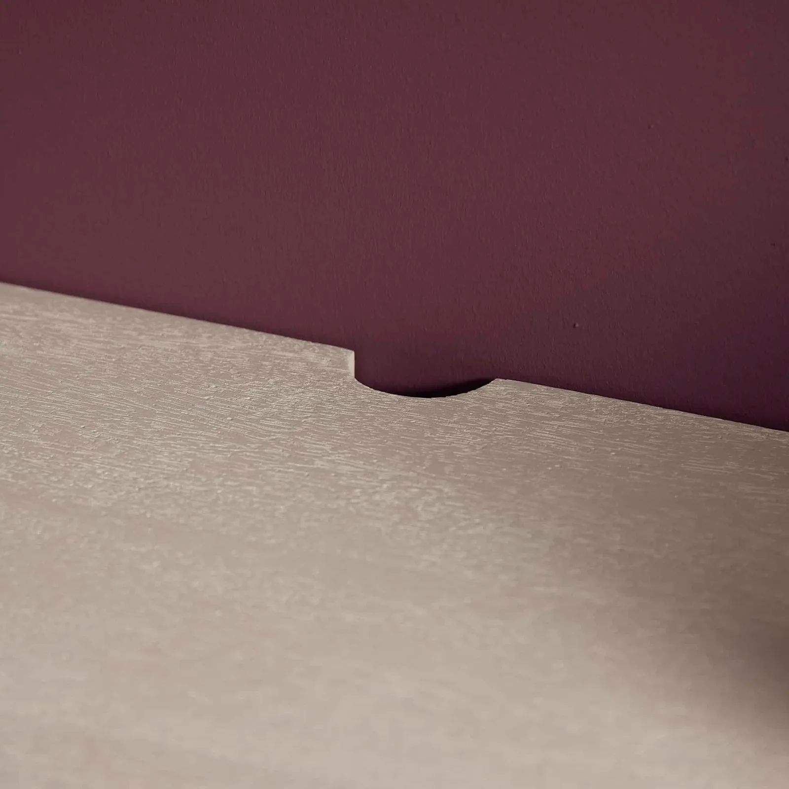 Detail des TV-Möbel Excellent Sand, mit einer Aussparung an der Rückseite vor einer lila Wand - Starfurn