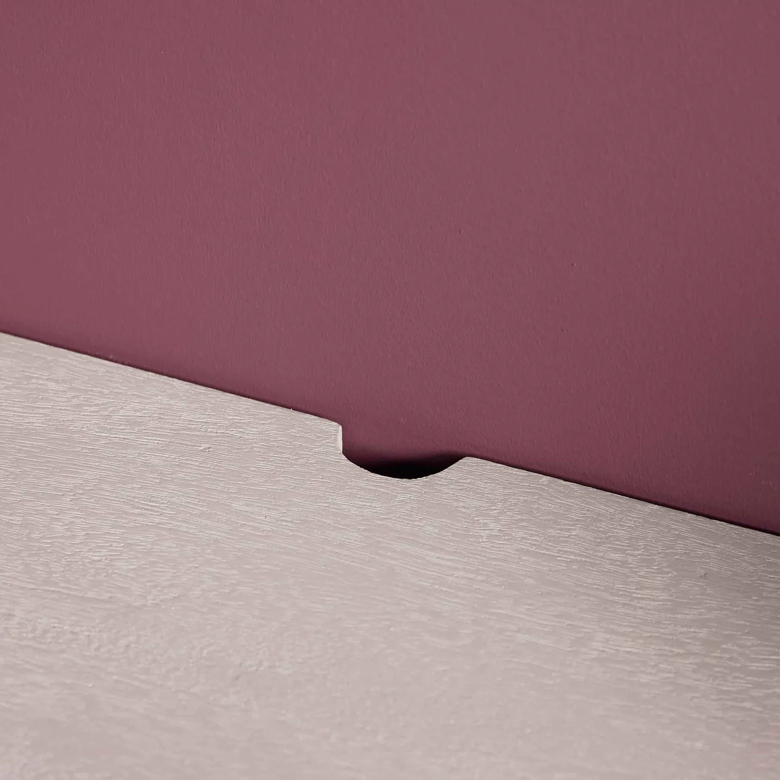 Detail des schwebenden TV-Möbels Ambiance Naturel, mit einer Aussparung in der Platte vor einer rosa Wand - Starfurn
