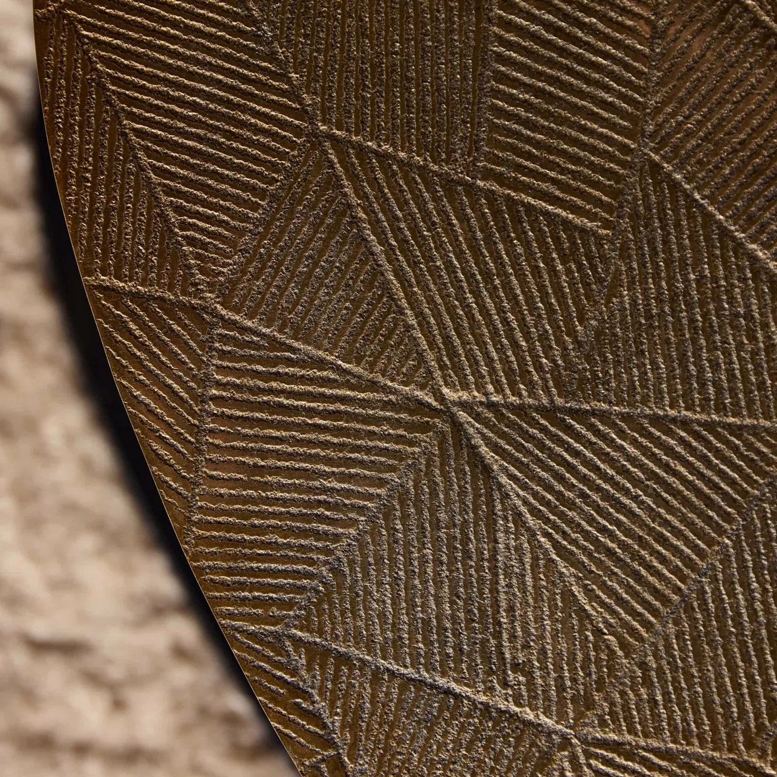 Detailansicht der Tischplatte des Couchtisch Filou, mit einem komplexen Linienmuster - Starfurn
