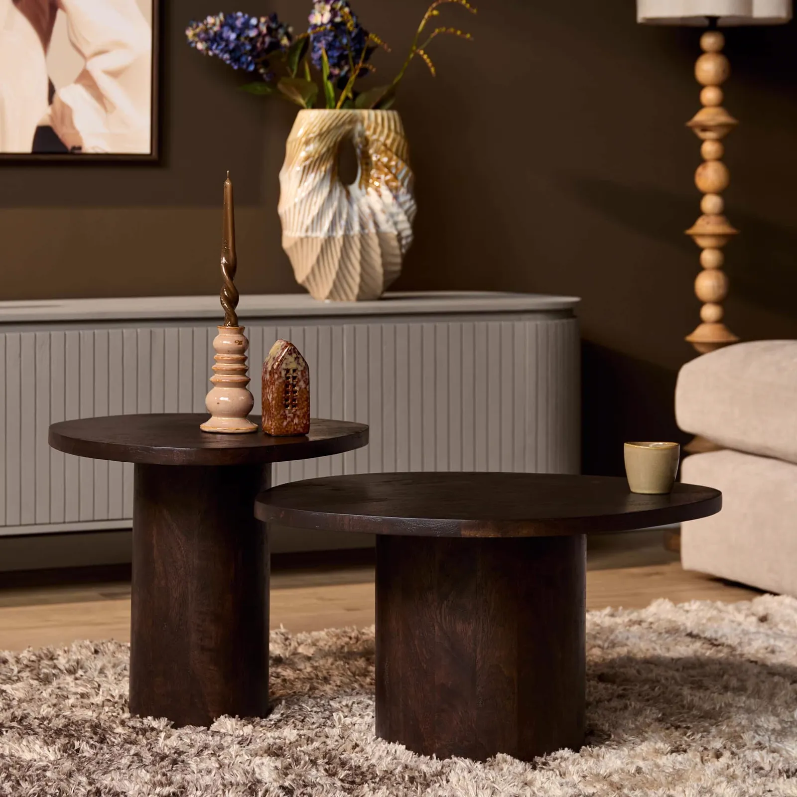 Set aus 2 braunen Couchtischen Mirre in einem stimmungsvollen Wohnzimmer mit Vase und Kerze - Starfurn