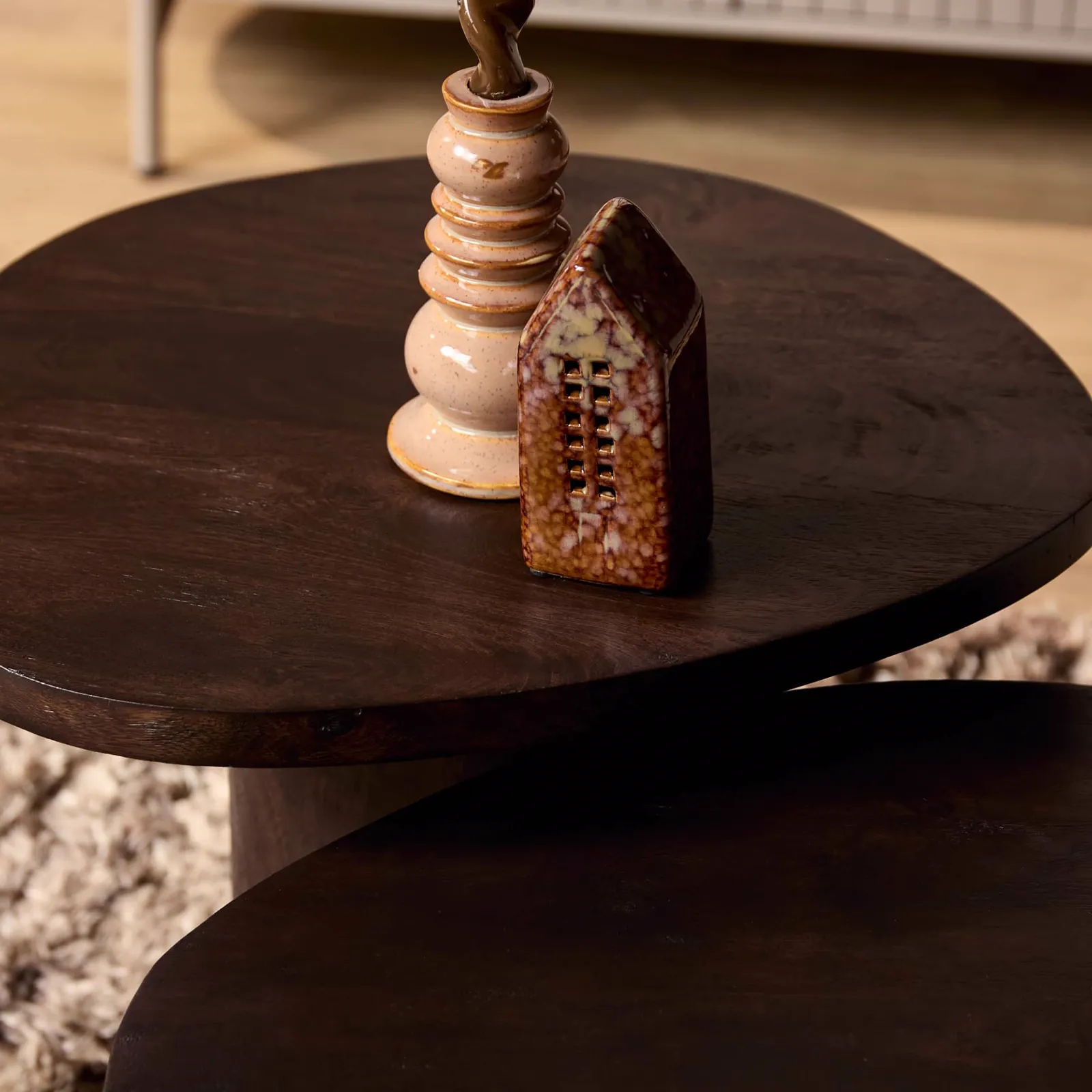 Detail des Couchtisch Mirre im 2er-Set, mit Dekoration in einem Wohnzimmer - Starfurn