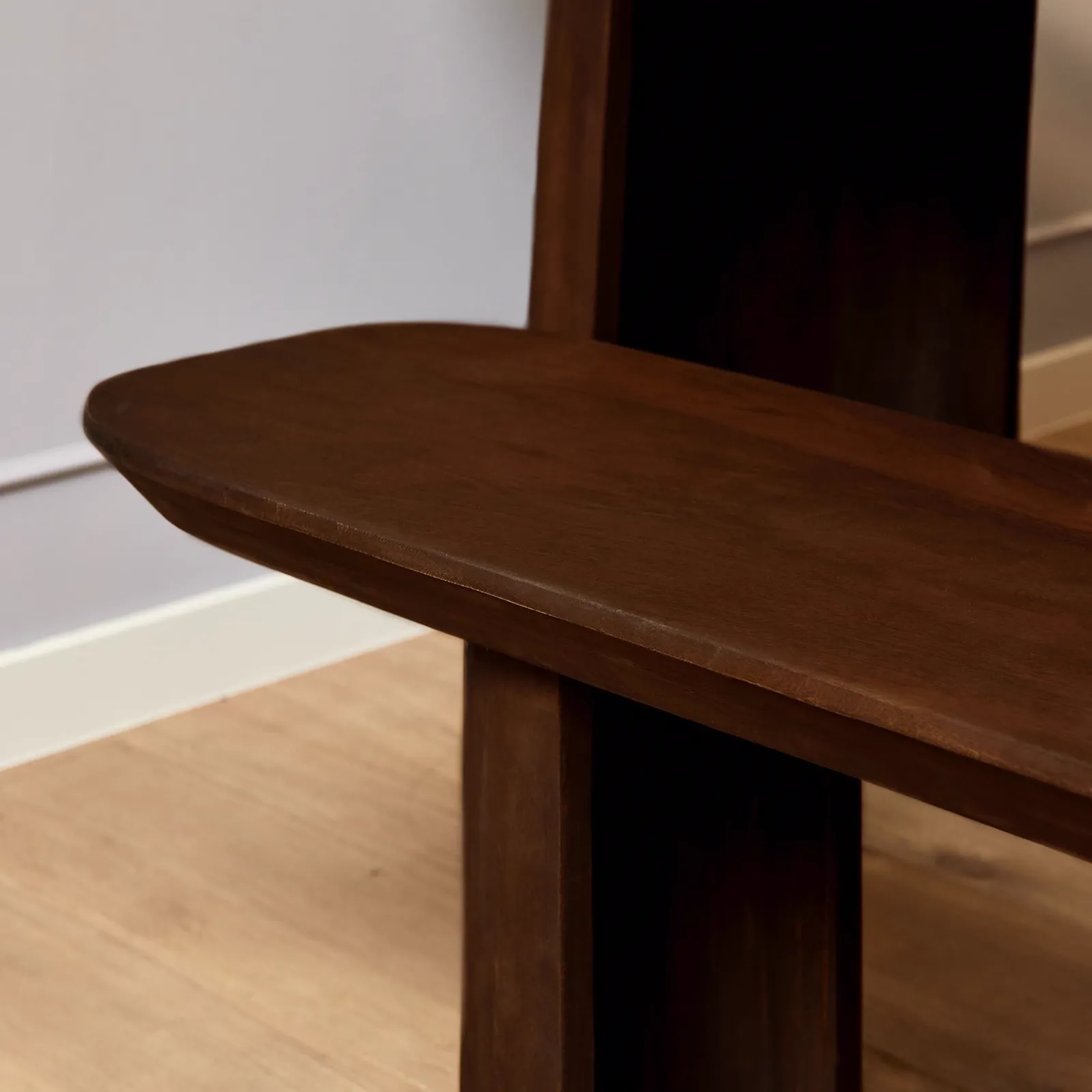 Detailaufnahme der Sitzfläche der Esszimmerbank Maré Brown, mit der Holzstruktur und abgerundeten Ecke - Starfurn