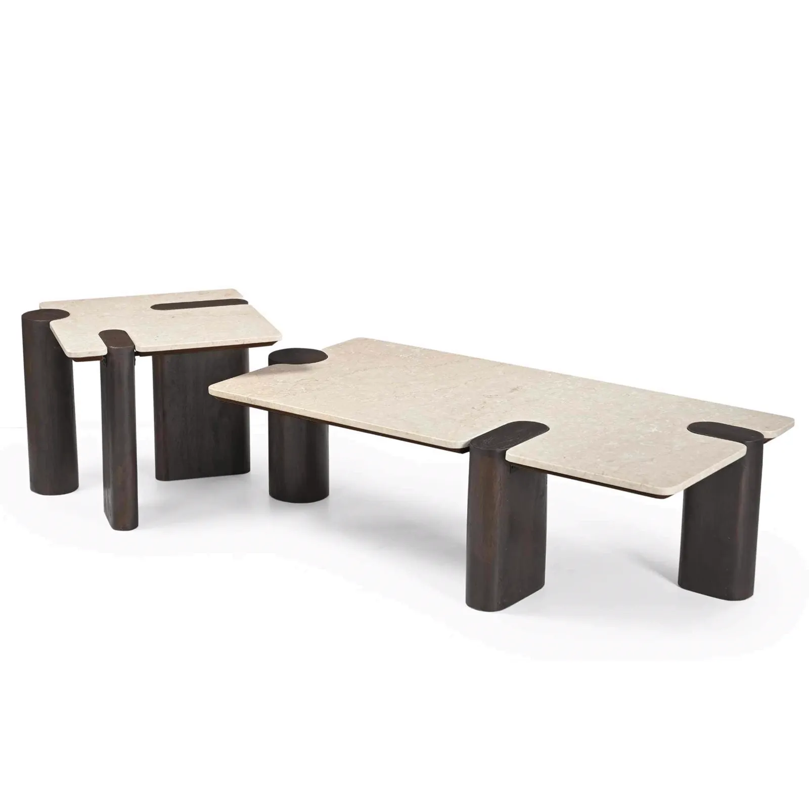 Couchtisch Maeve, ein Set aus zwei Tischen mit heller Marmorplatte und dunklen Holzbeinen, auf weißem Hintergrund - Starfurn
