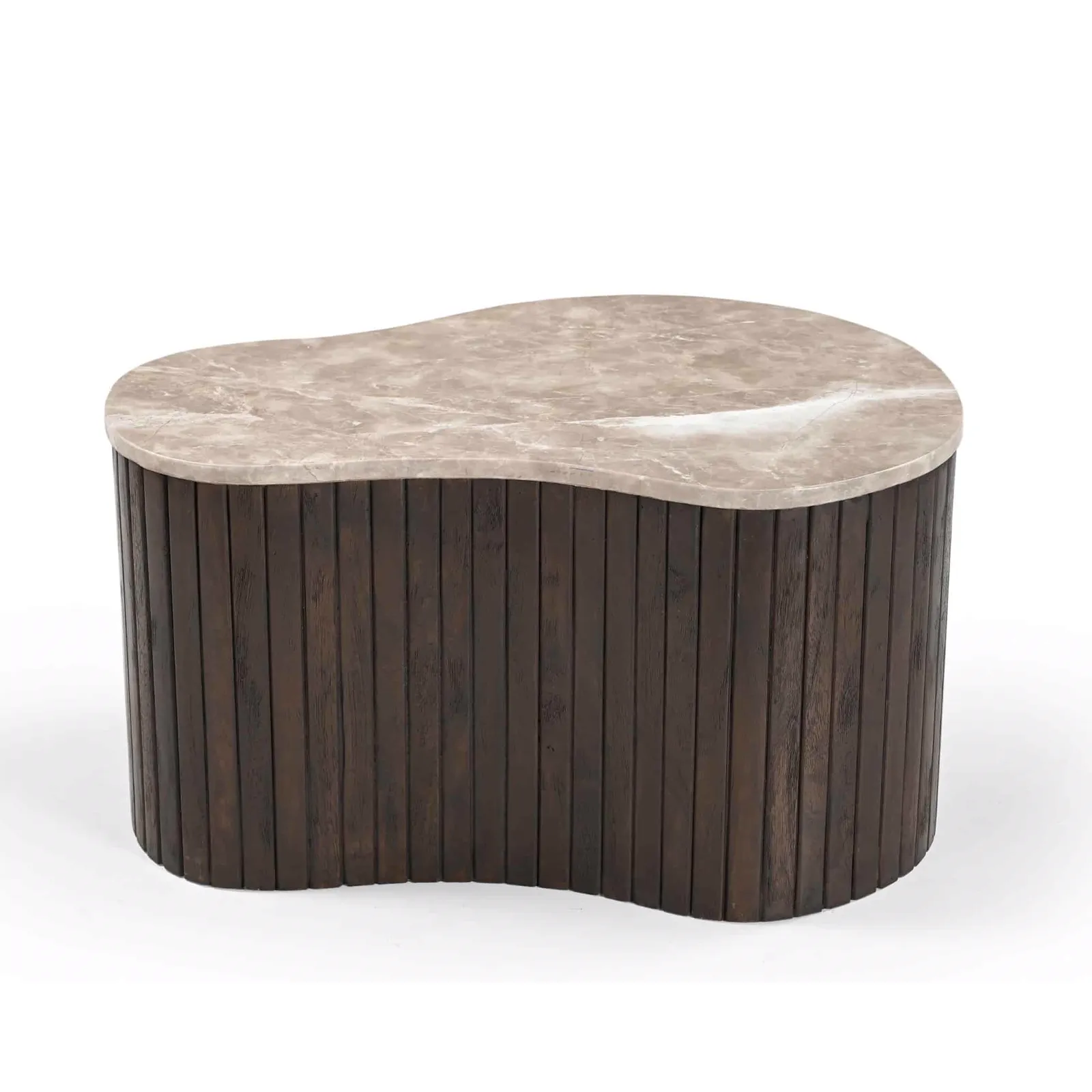 Couchtisch Nomi mit einer organisch geformten Marmorplatte und einem dunklen Lattenrost aus Holz, auf weißem Hintergrund fotografiert - Starfurn