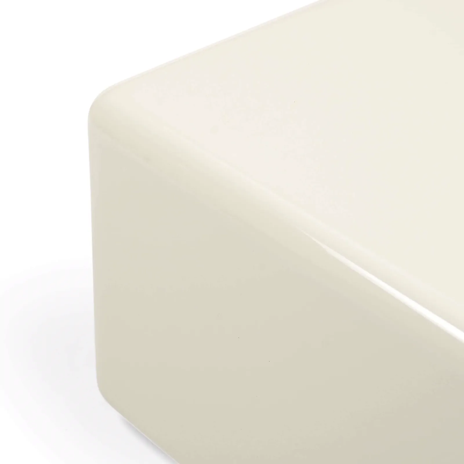 Detail des Couchtisch Elias, eine glänzende cremefarbene Oberfläche mit abgerundeten Ecken - Starfurn