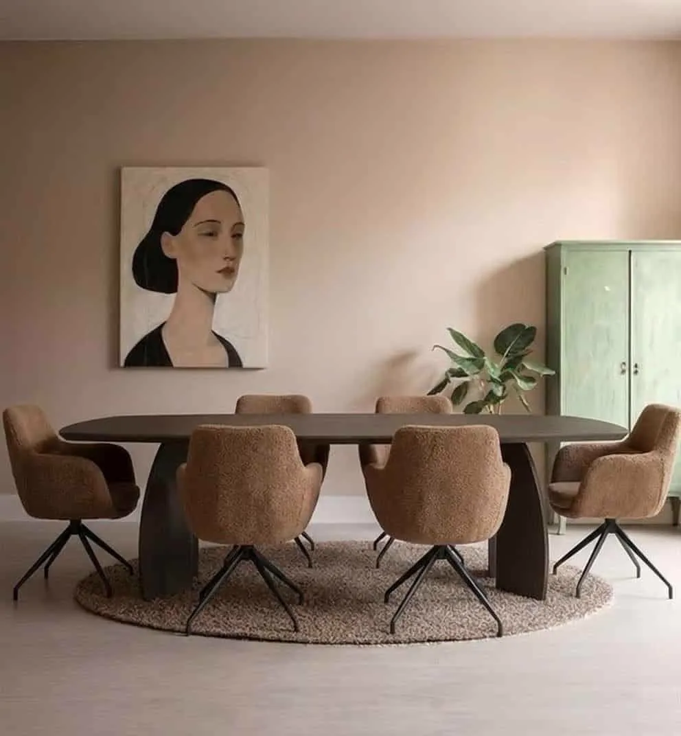 Sechs Sessel Dico - 404 Stühle um einen dunklen Esstisch auf einem runden Teppich in einem modernen Interieur - Koopmans Meubelen