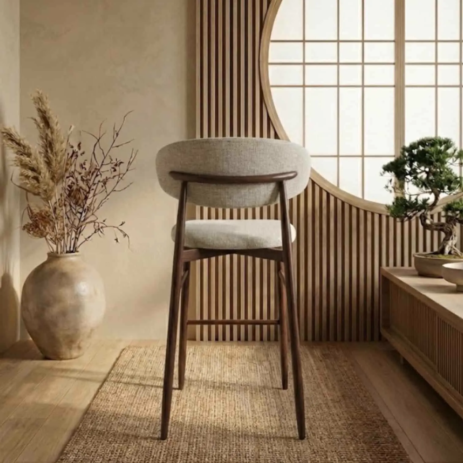Der Gigi Barhocker in einem Japandi-Interieur mit einem runden Fenster und einem Bonsai - Het Anker