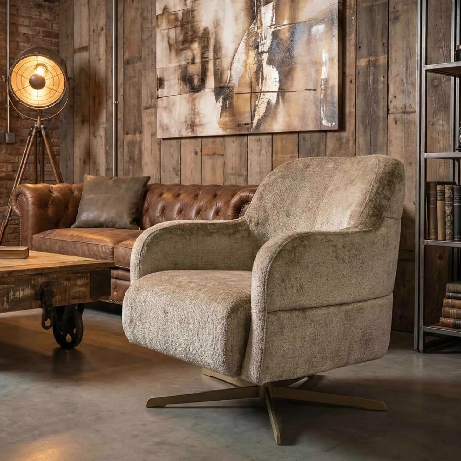 Sessel Koopmans 635 in einem industriellen Wohnzimmer mit Holzwänden und einem braunen Sofa - Koopmans Meubelen