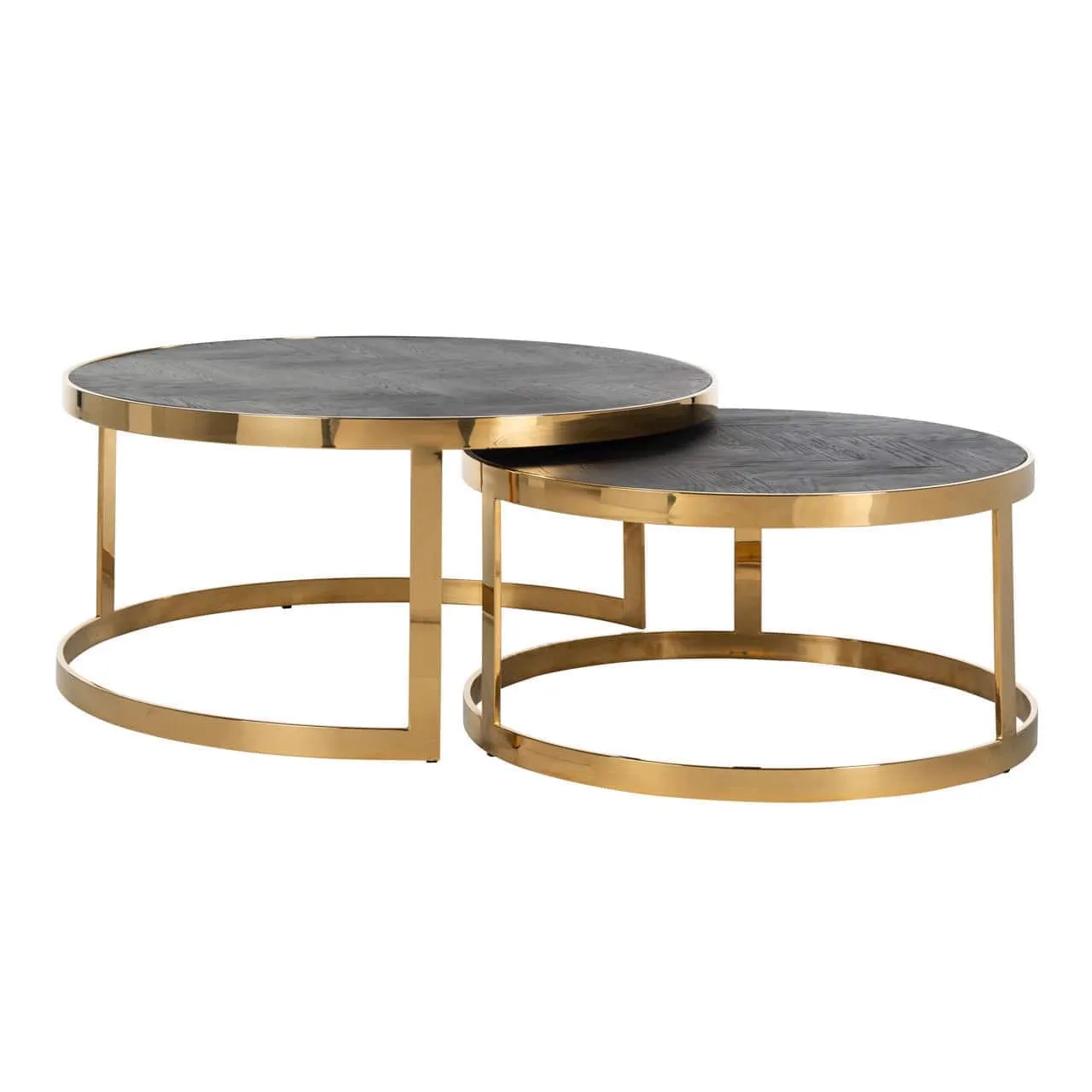 Ein Set aus zwei runden Couchtischen Blackbone Gold mit schwarzer rustikaler Platte, auf weißem Hintergrund - Richmond Interiors