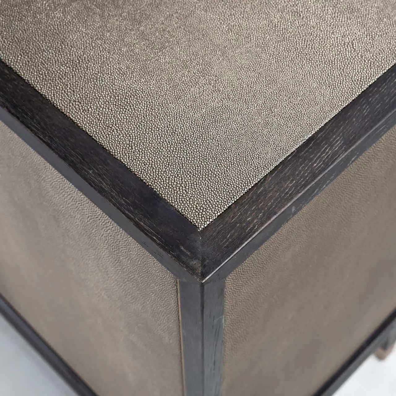 Nahaufnahme der Ecke des Sessels Bloomville Messing Shagreen, mit den dunklen Holzrahmen und der Textur der Shagreen-Verkleidung - Richmond Interiors