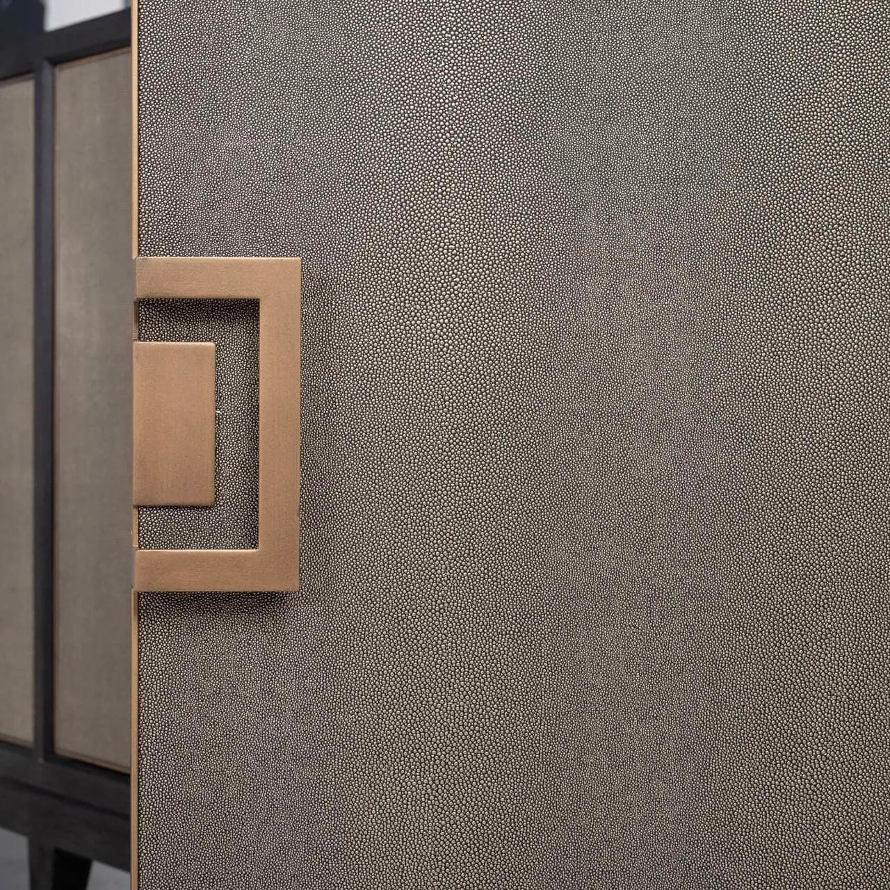 Nahaufnahme des Sessels Bloomville Messing Shagreen mit detaillierter Ansicht von Textur und Griff - Richmond Interiors