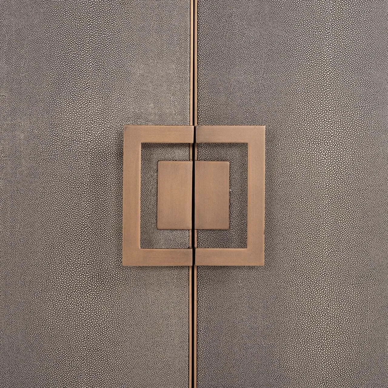 Nahaufnahme der Messinggriffe und der Shagreen-Textur des Sessel Bloomville Messing Shagreen - Richmond Interiors