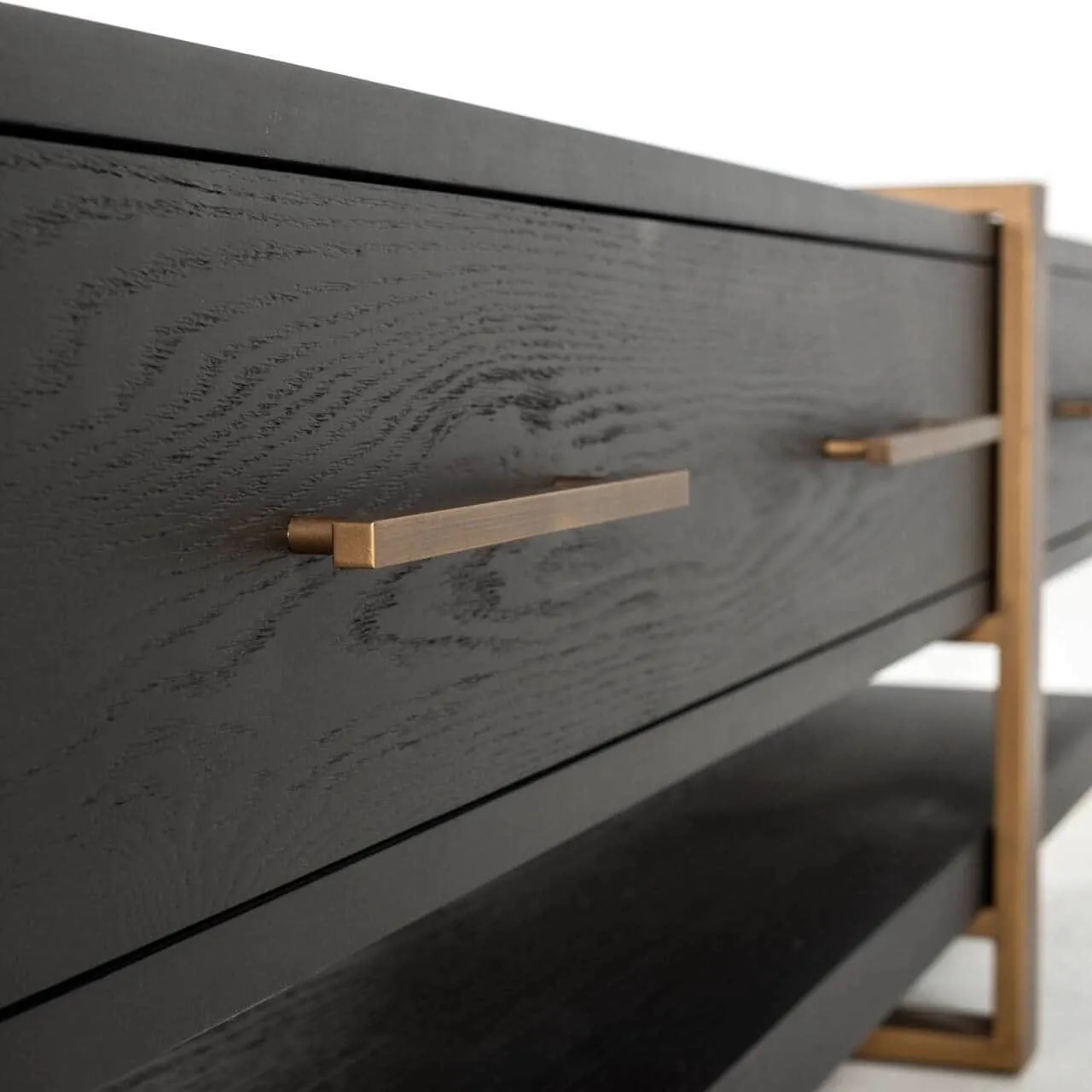 Nahaufnahme der Schublade des TV-Sideboards Cambon dark coffee mit einem bronzenen Griff - Richmond Interiors