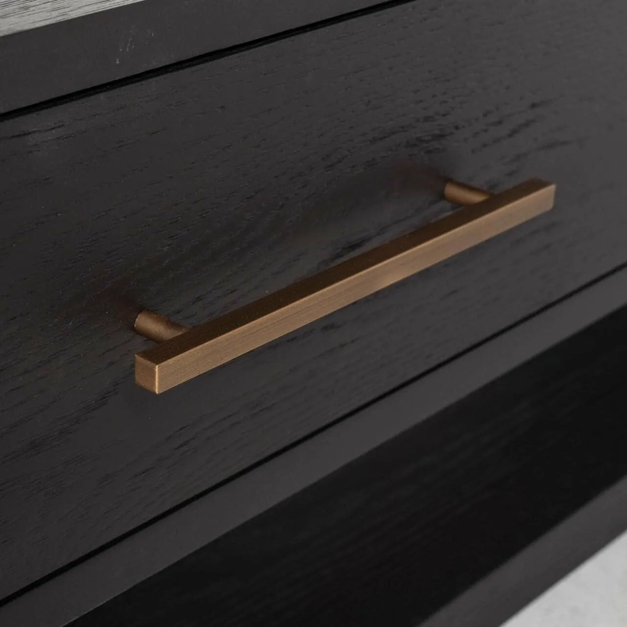 Nahaufnahme der dunklen Schublade des TV-Sideboards Cambon dark coffee mit einem goldfarbenen Griff - Richmond Interiors