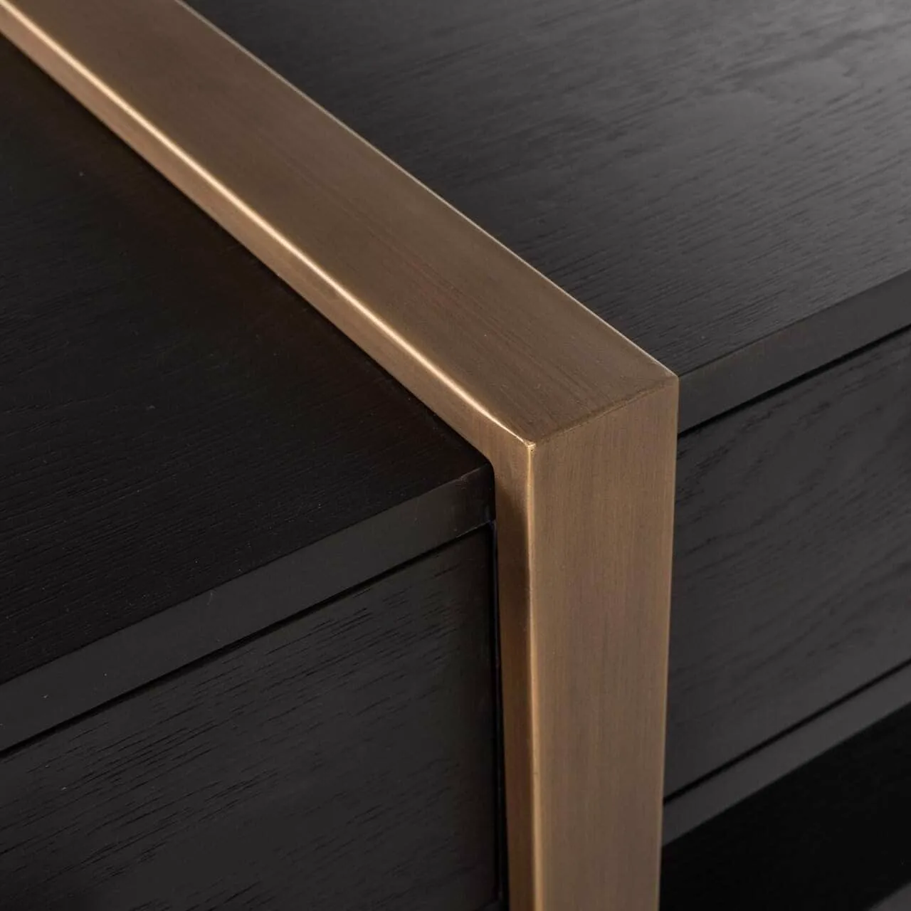 Detailaufnahme des TV-Sideboards Cambon dark coffee, mit dunkler Holzstruktur und bronzefarbenem Rand - Richmond Interiors