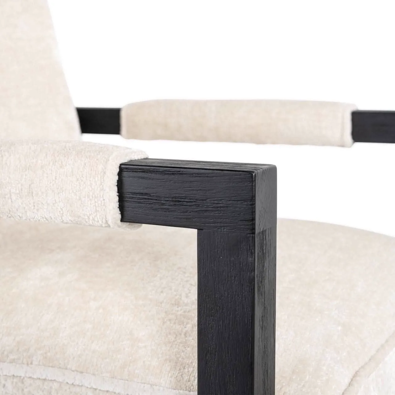 Detail des Esszimmerstuhl Beck white chenille mit dem weißen Stoff und dem dunklen Holzrahmen - Richmond Interiors