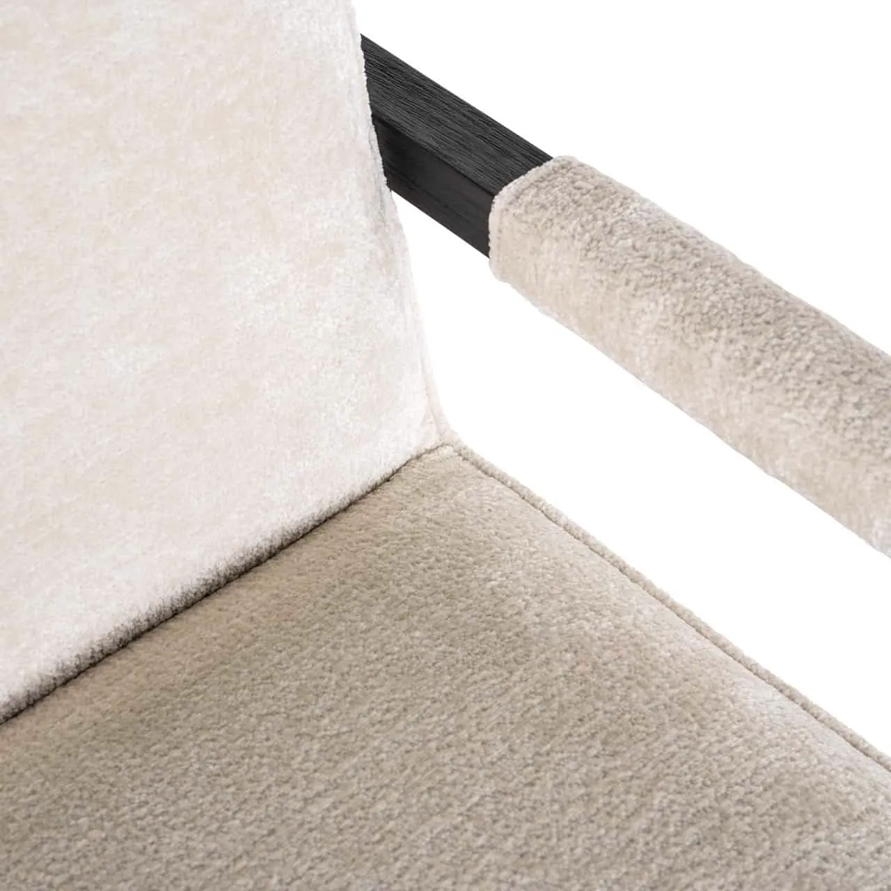 Nahaufnahme vom Esszimmerstuhl Beck white chenille, mit Sitzfläche, Rückenlehne und Armlehne mit schwarzen Holzdetails - Richmond Interiors