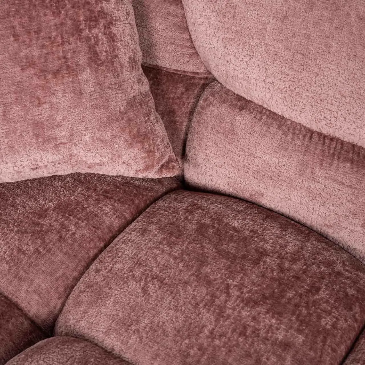 Nahaufnahme des weichen rosefarbenen Chenille-Stoffes des Sofas Charelle, mit Kissen und Nähten - Richmond Interiors