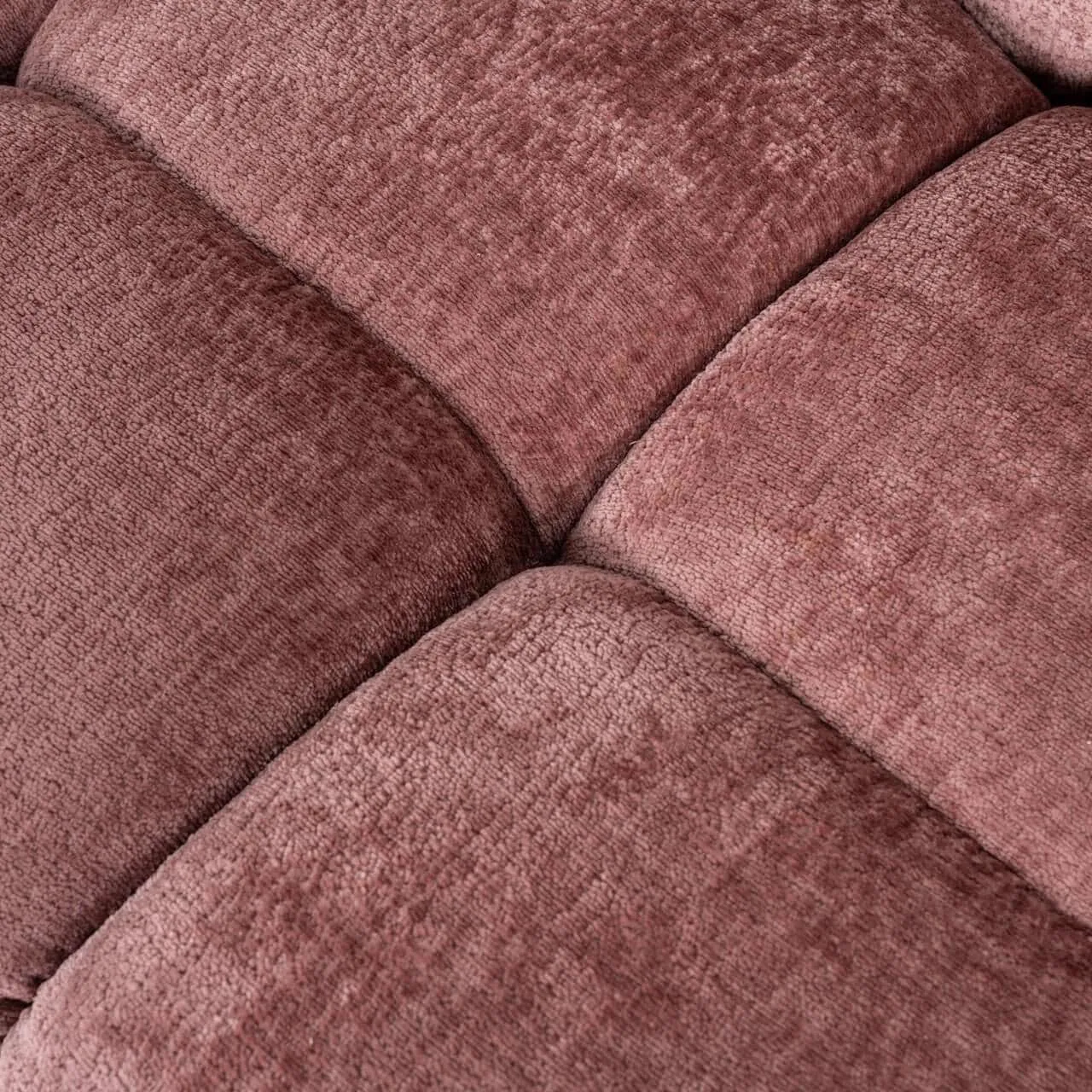 Nahaufnahme des zartrosa Chenille-Stoffs des Sofas Charelle, mit einem gesteppten Muster - Richmond Interiors