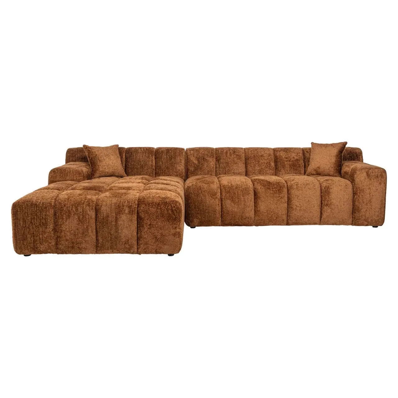 Sofa Cube lovely cinnamon 3-seater + lounge left auf weißem Hintergrund, aus einer niedrigen Perspektive fotografiert - Richmond Interiors