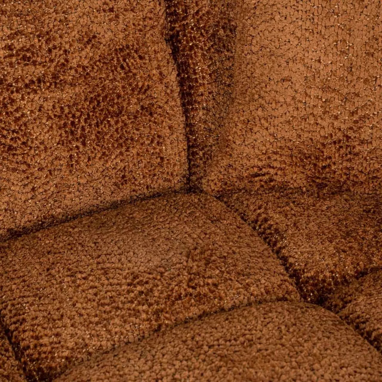 Detail des Sofas Cube lovely cinnamon 3-seater + lounge left, mit Nahaufnahme des braunen Stoffes und der Nähte - Richmond Interiors