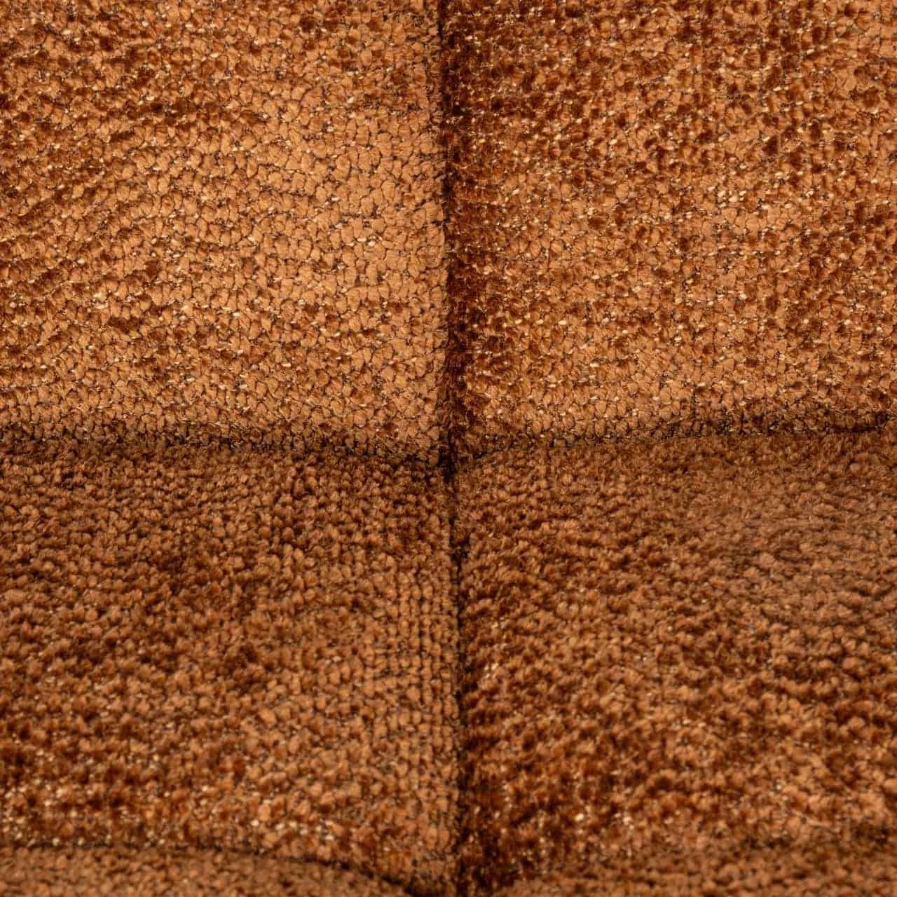 Detailaufnahme des Sofas Cube lovely cinnamon, mit Fokus auf die Stofftextur und eine Naht - Richmond Interiors