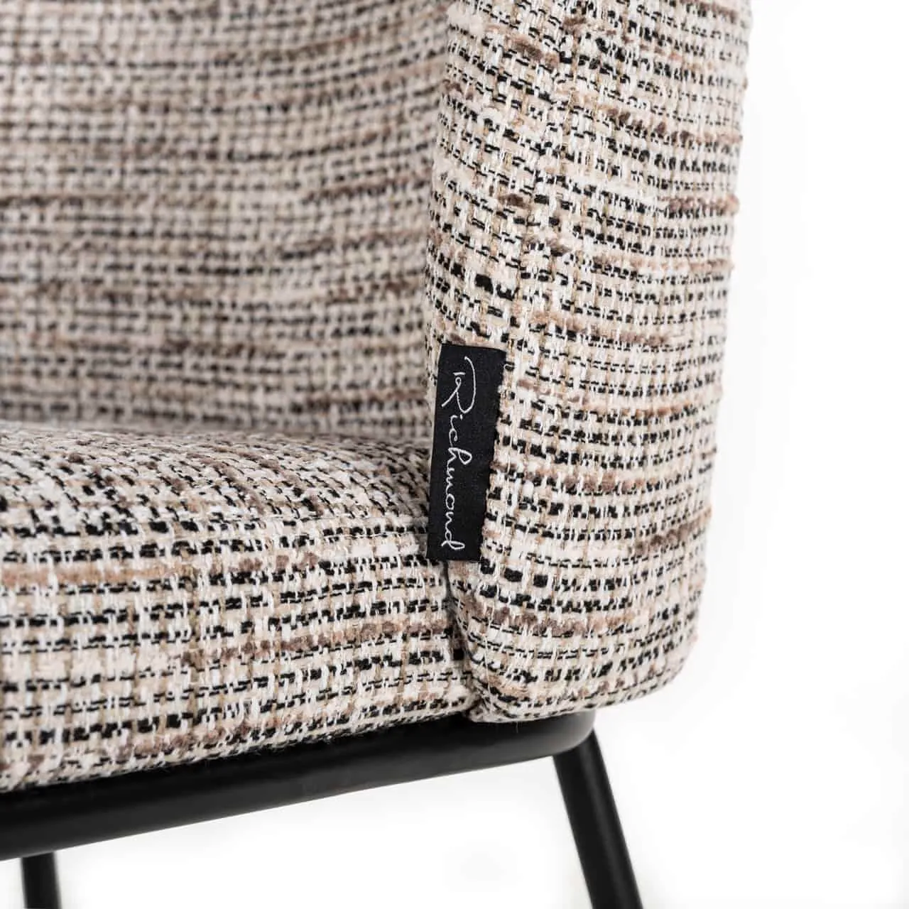 Detail des Esszimmerstuhls Elvi trendy nature brandschutz mit Blick auf den Stoff und das Richmond-Etikett - Richmond Interiors