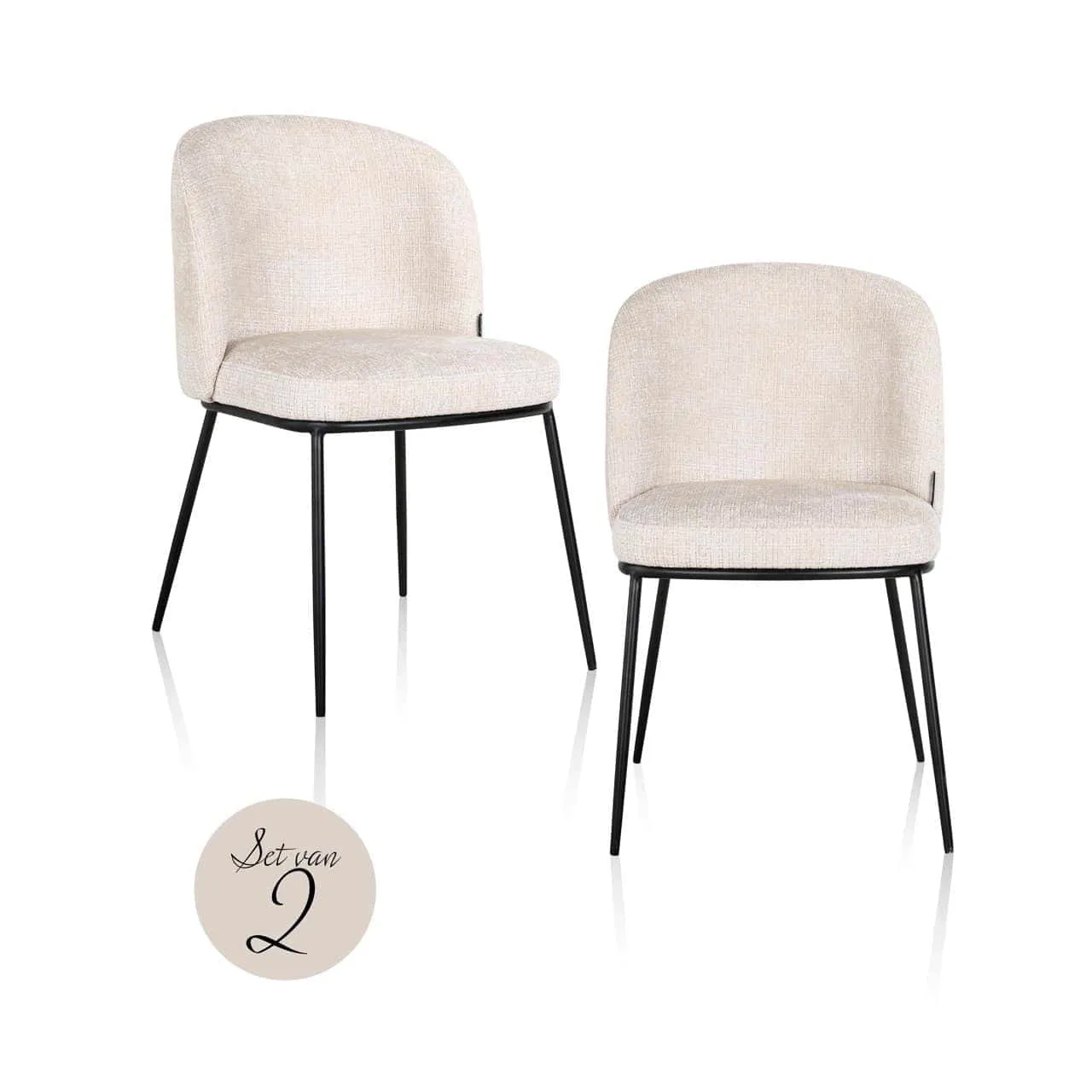 Zwei beige Esszimmerstühle Elvi mit schwarzen Beinen auf weißem Hintergrund, von vorne gesehen - Richmond Interiors