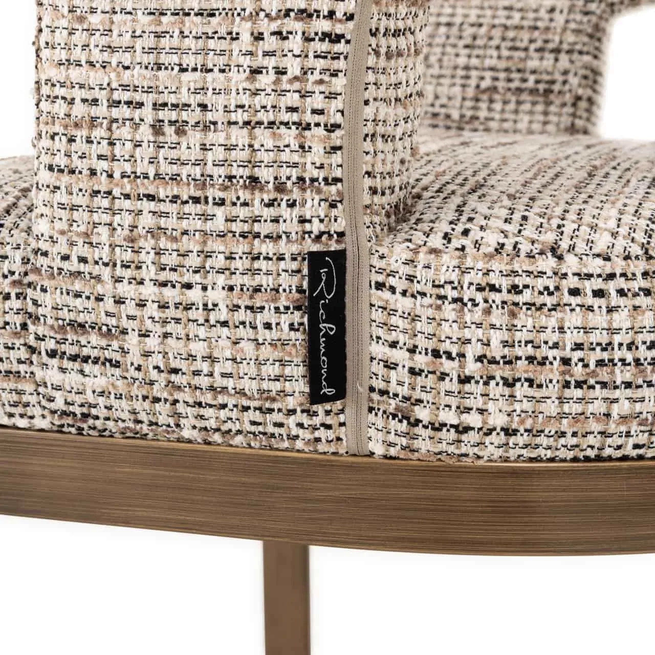 Nahaufnahme des Esszimmerstuhls Ellis trendy nature mit einem Detail des gewebten Stoffes und des Richmond-Etiketts - Richmond Interiors