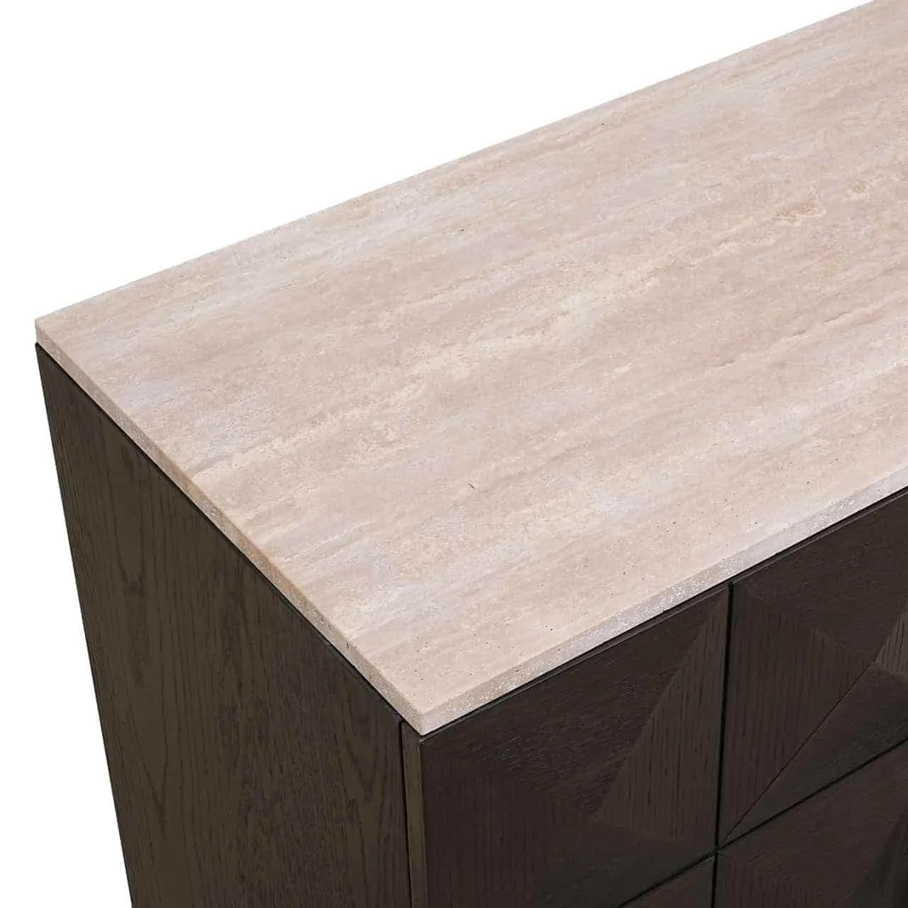 Nahaufnahme des braunen Holzschranks des Sideboard Claremont Braun mit heller Marmorplatte, aus einem hohen Winkel - Richmond Interiors
