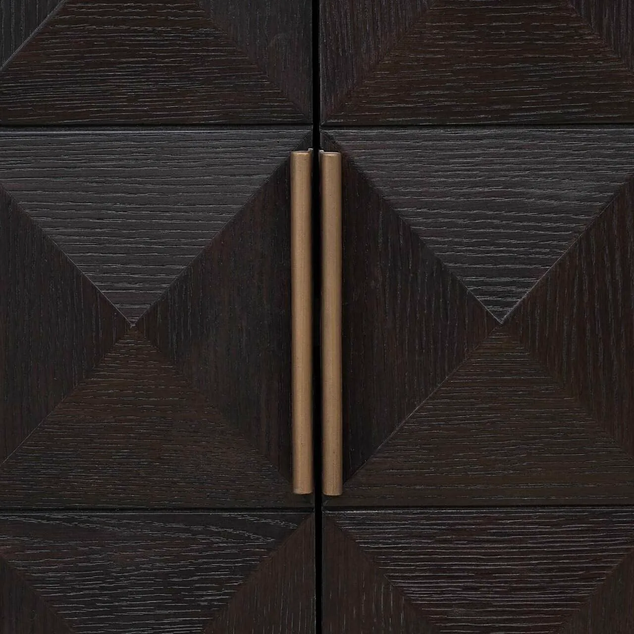 Nahaufnahme der braunen Holztüren des Sideboard Claremont Braun mit vertikalen goldenen Griffen - Richmond Interiors