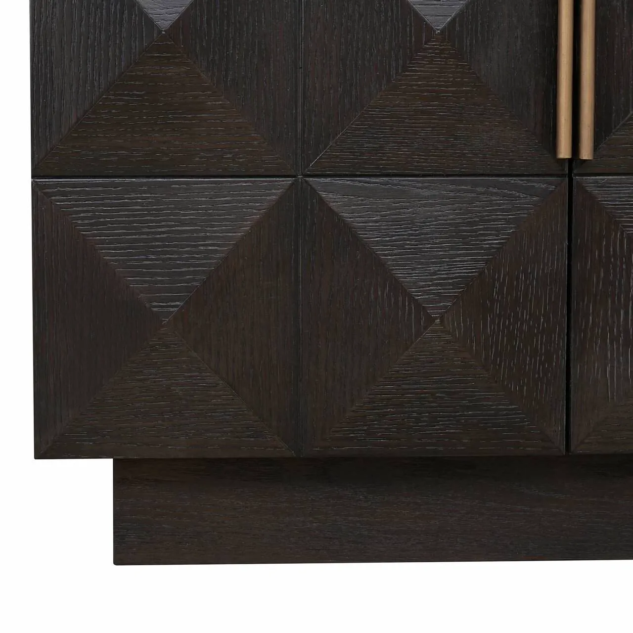 Nahaufnahme der Vorderseite des Sideboard Claremont Braun mit den diagonalen Mustern und Griffen - Richmond Interiors