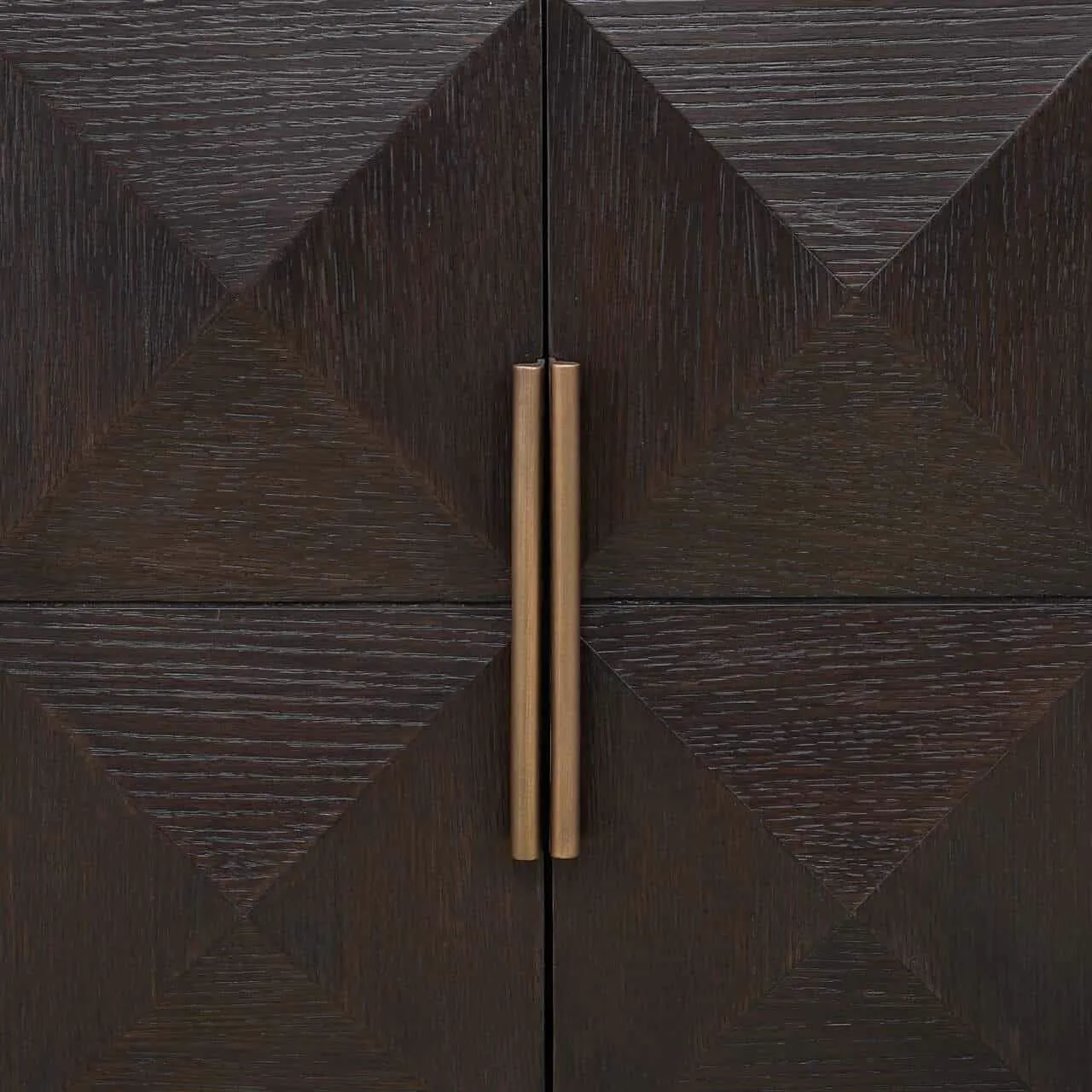 Nahaufnahme der braunen Holztüren des Fernsehschranks Claremont brown mit goldenen Griffen - Richmond Interiors